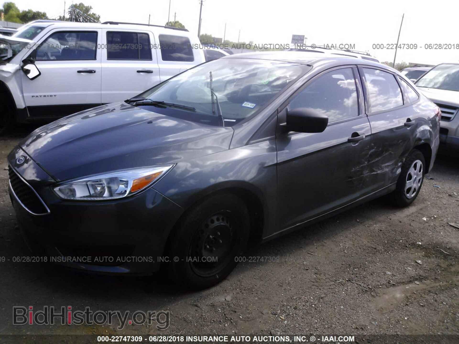 2017 Ford Focus - VIN: 1FADP3E28HL307747 - Photo 2