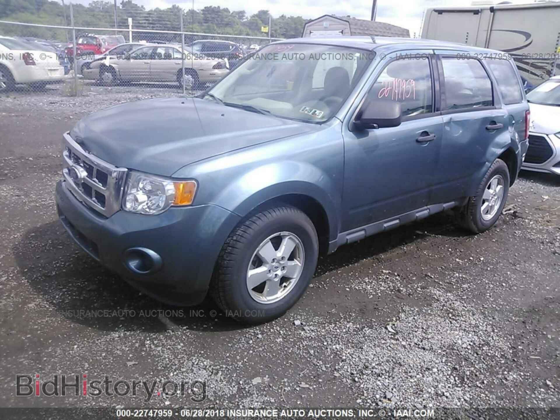 2011 Ford Escape - VIN: 1FMCU0C70BKC08425 - Photo 2