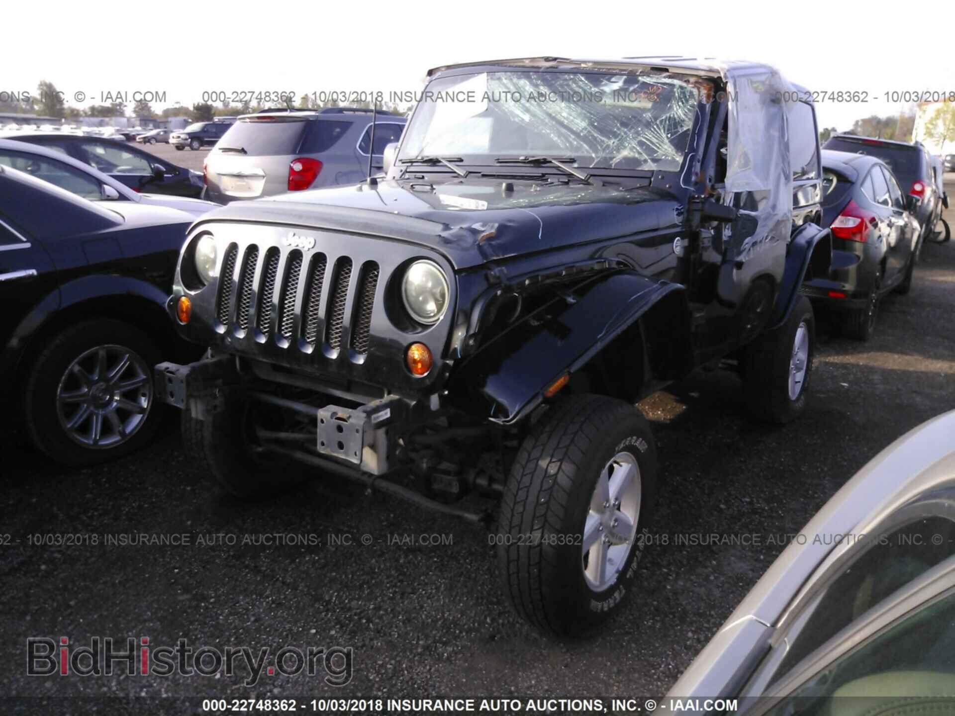 2011 Jeep Wrangler - VIN: 1J4AA5D15BL573473 - Фото 2