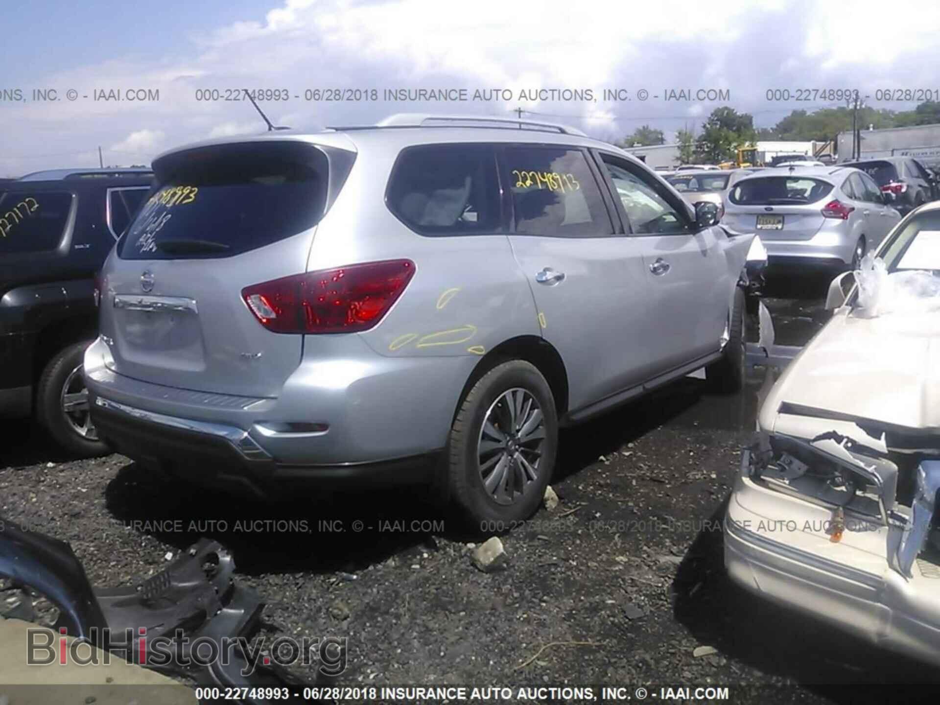2017 Nissan Pathfinder - VIN: 5N1DR2MM5HC672562 - Фото 4