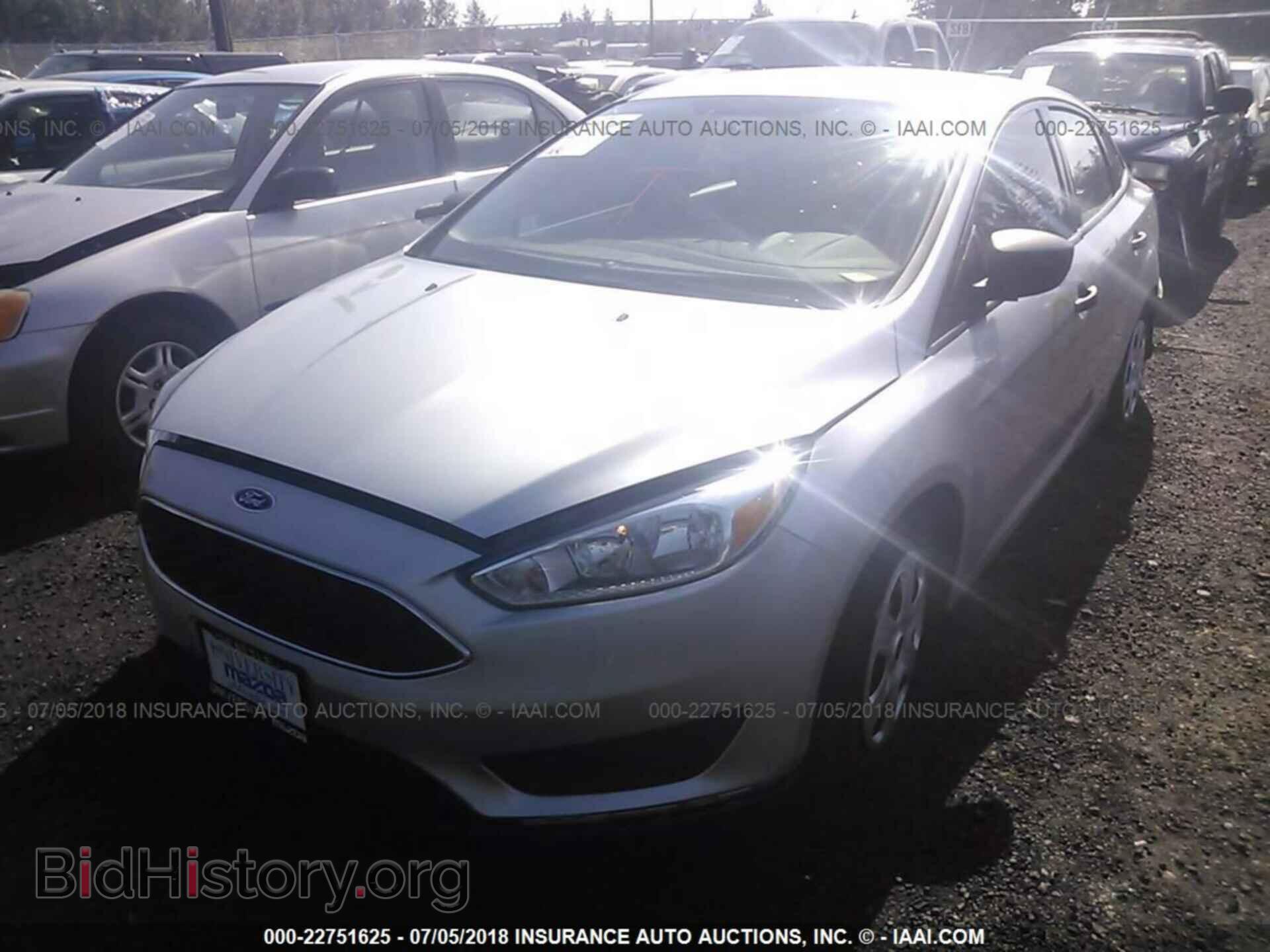 2016 Ford Focus - VIN: 1FADP3E27GL209579 - Photo 2