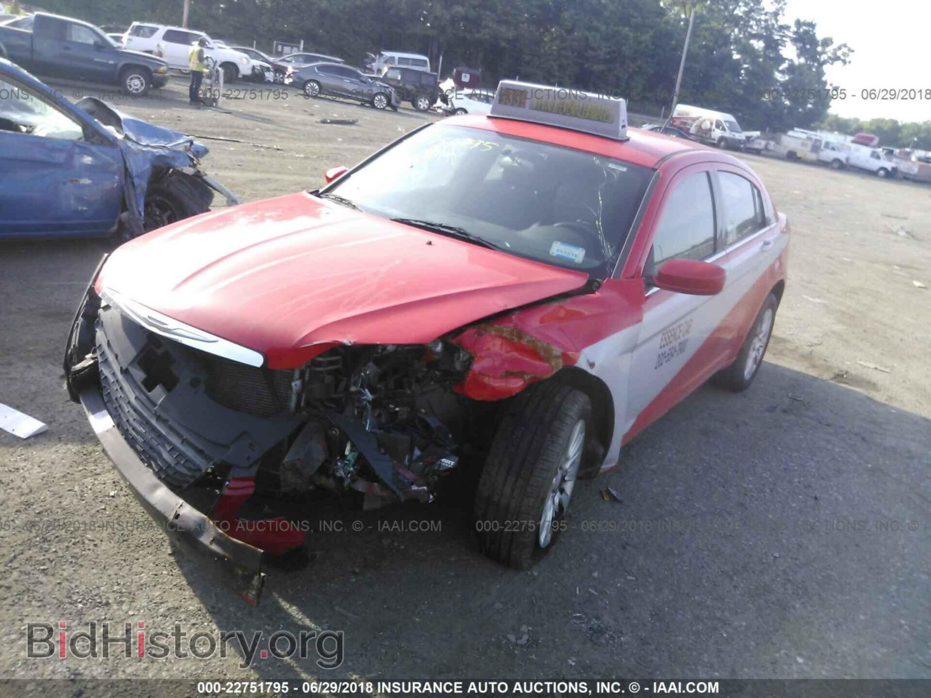 2014 Chrysler 200 - VIN: 1C3CCBAB3EN123760 - Photo 2