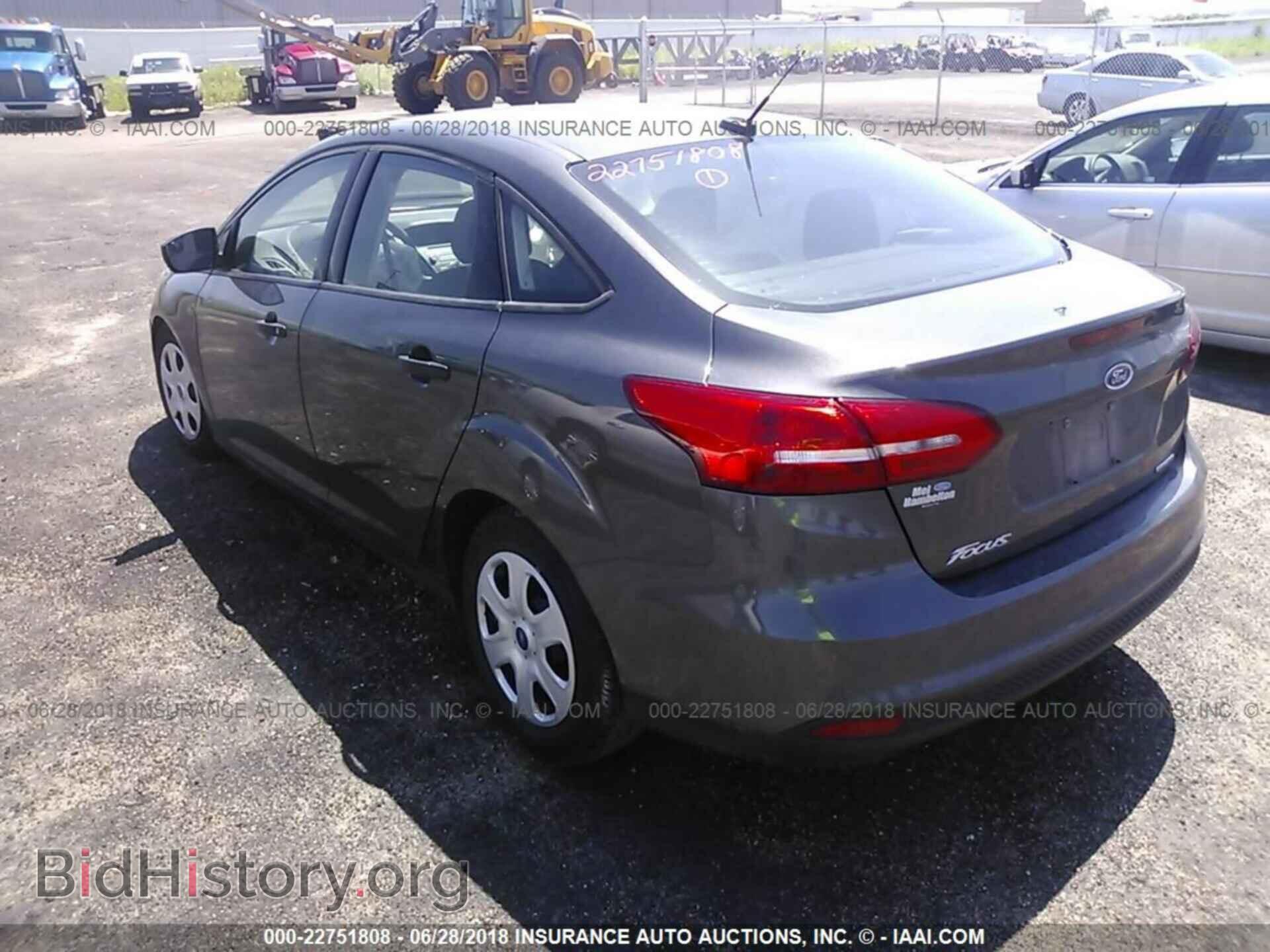 2016 Ford Focus - VIN: 1FADP3E20GL293552 - Photo 3