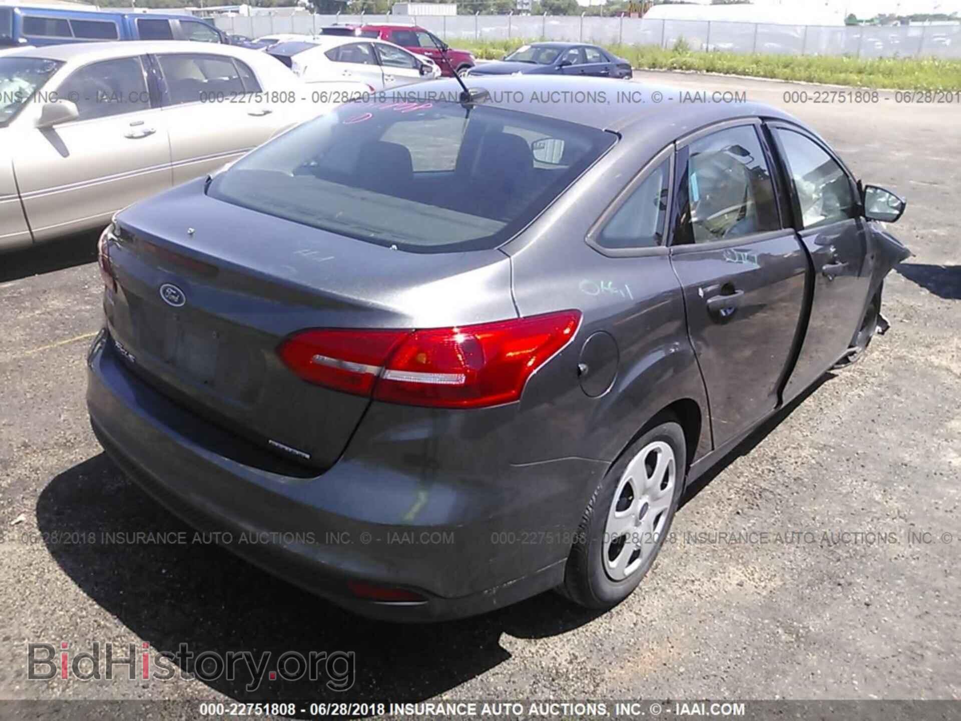 2016 Ford Focus - VIN: 1FADP3E20GL293552 - Photo 4