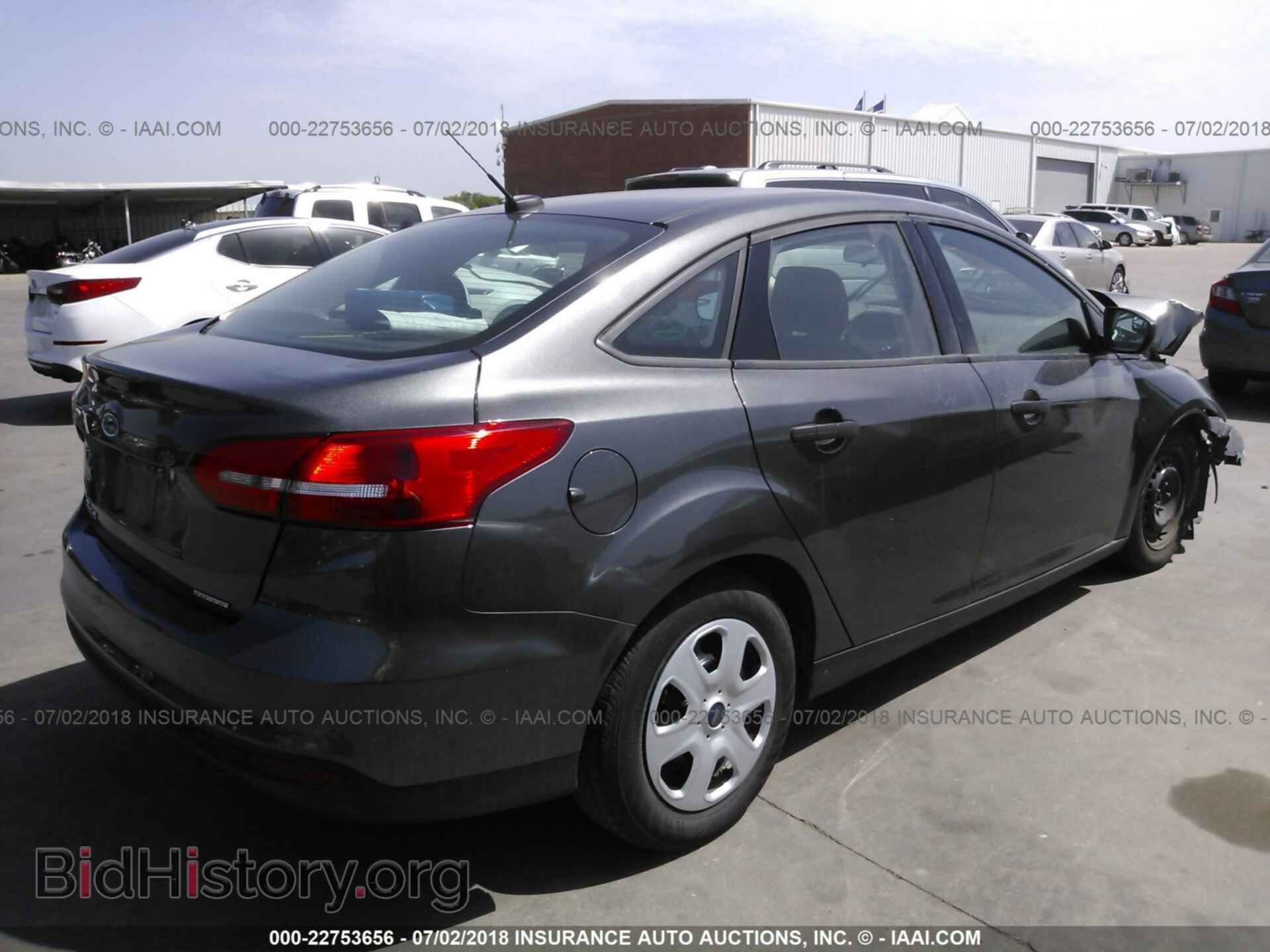 2016 Ford Focus - VIN: 1FADP3E22GL220912 - Photo 4