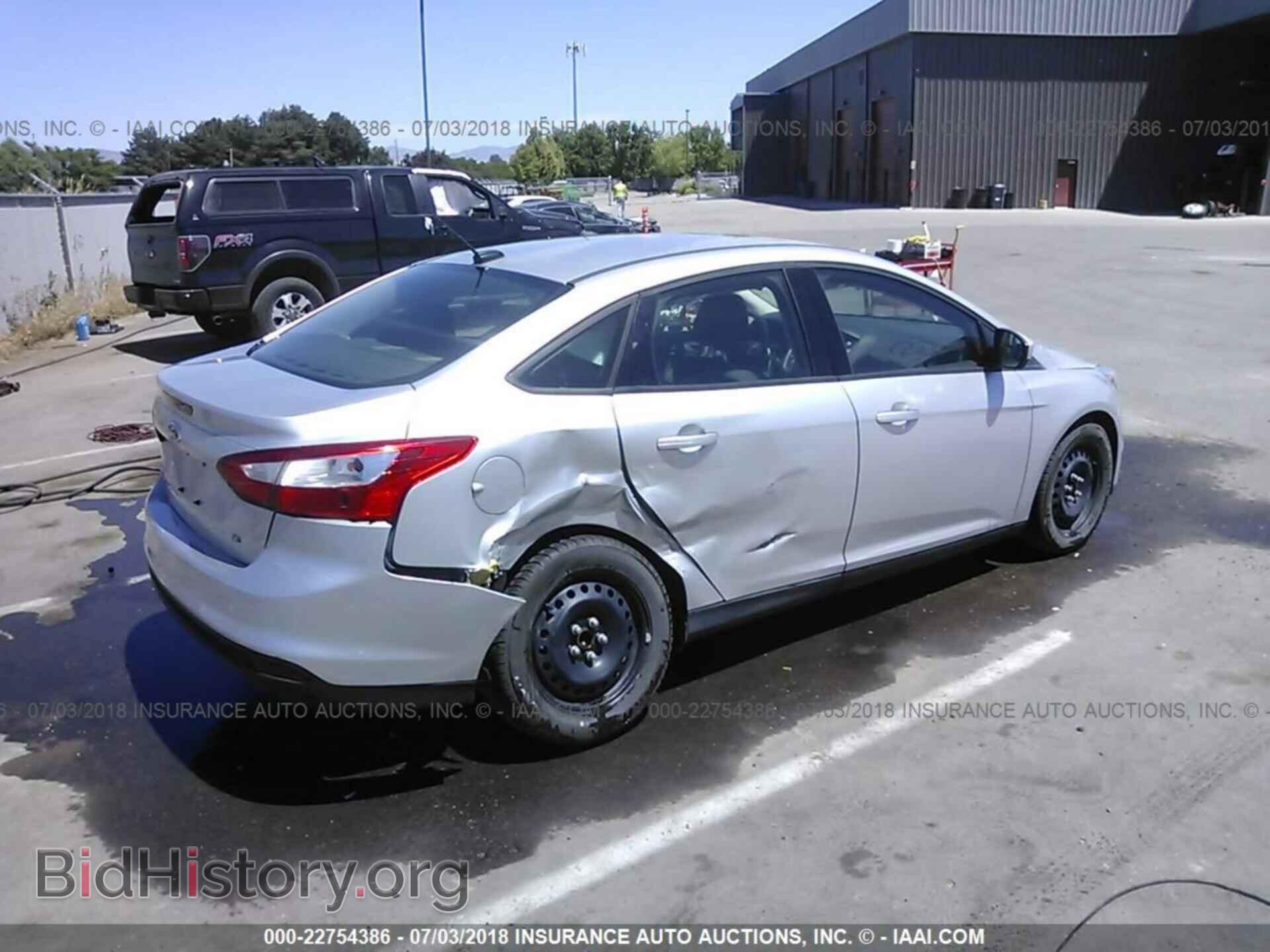 2012 Ford Focus - VIN: 1FAHP3F24CL212059 - Photo 4