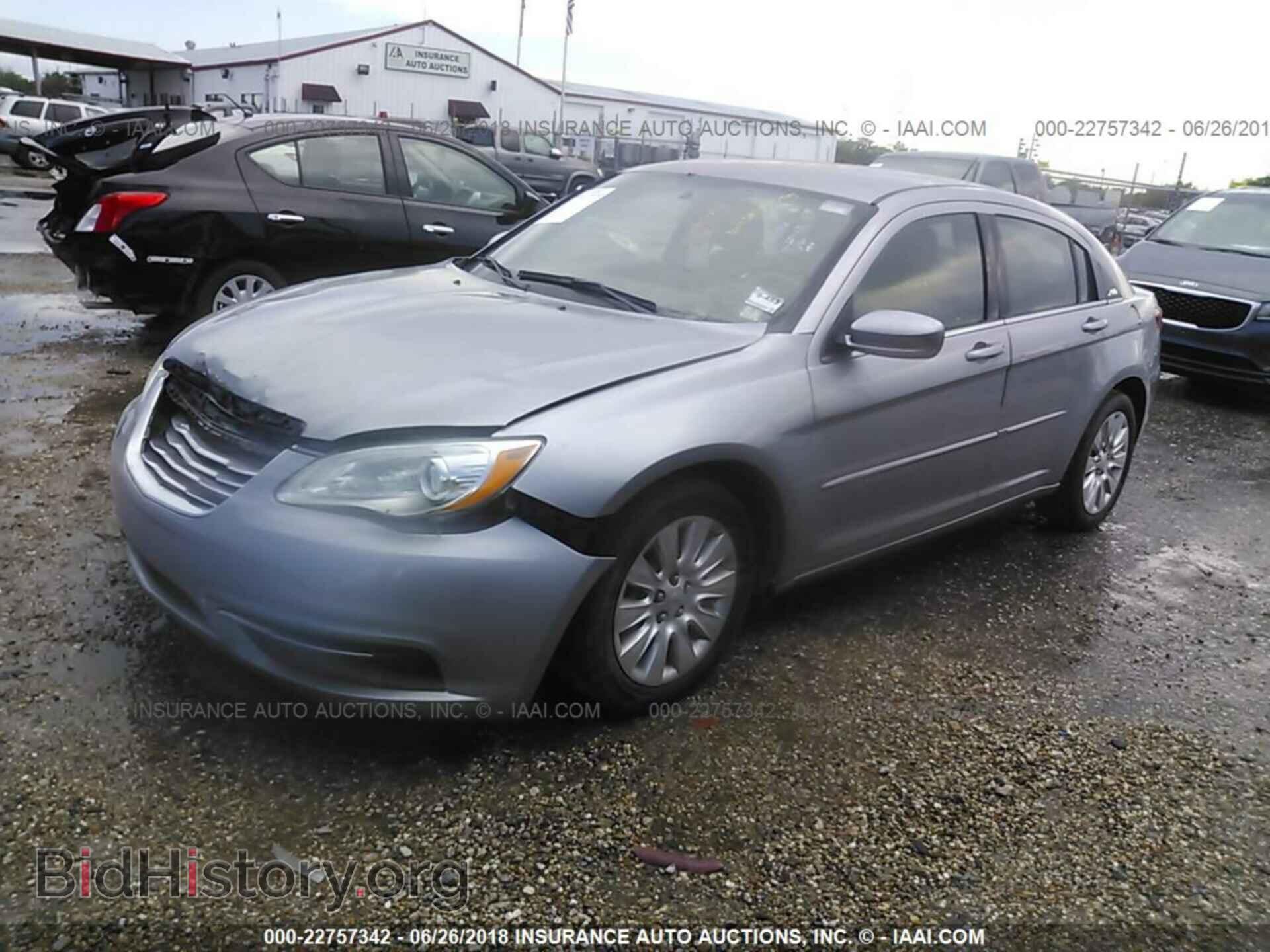 2013 Chrysler 200 - VIN: 1C3CCBAB0DN588494 - Фото 2