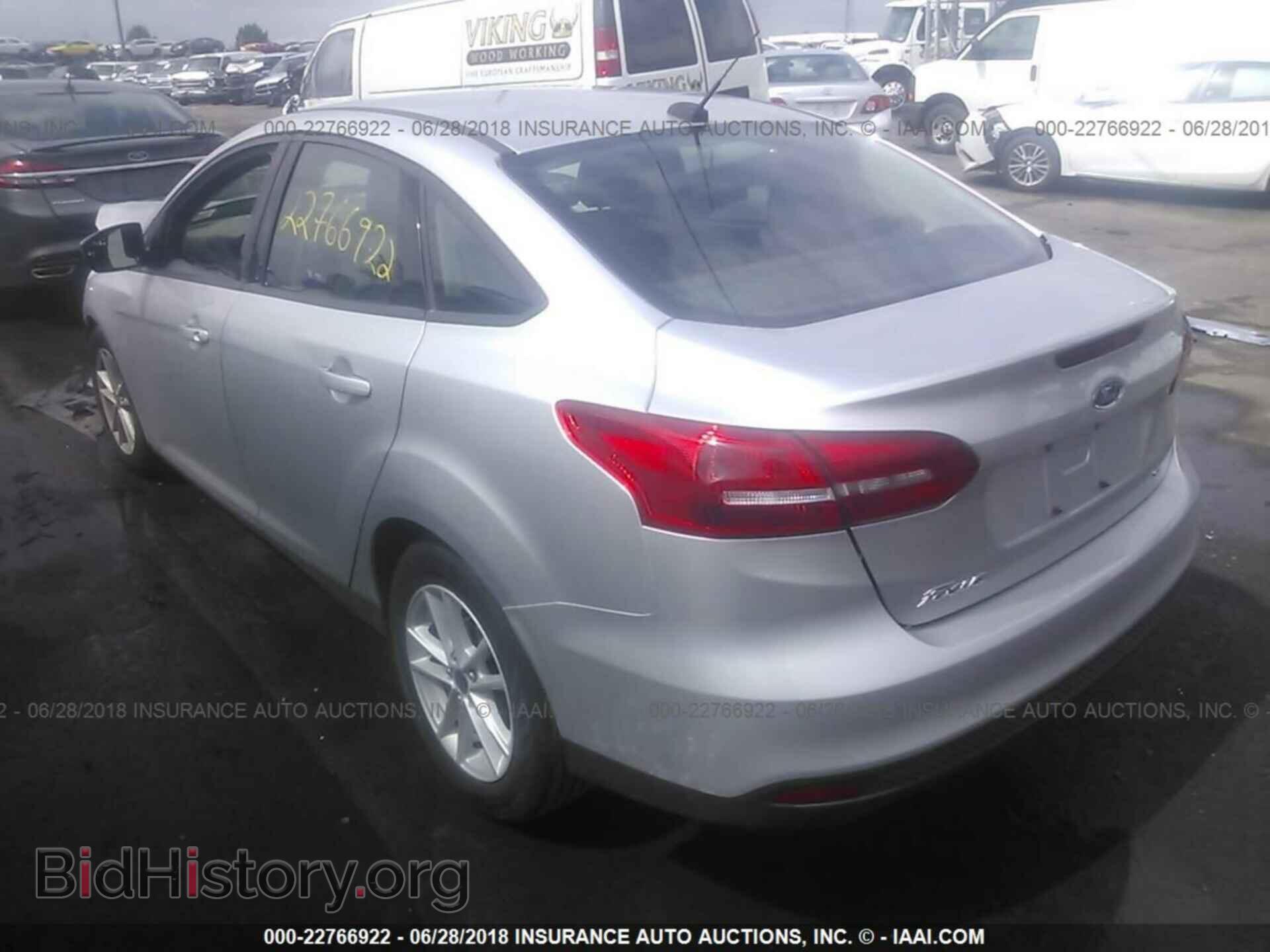 2018 Ford Focus - VIN: 1FADP3F25JL272590 - Фото 3