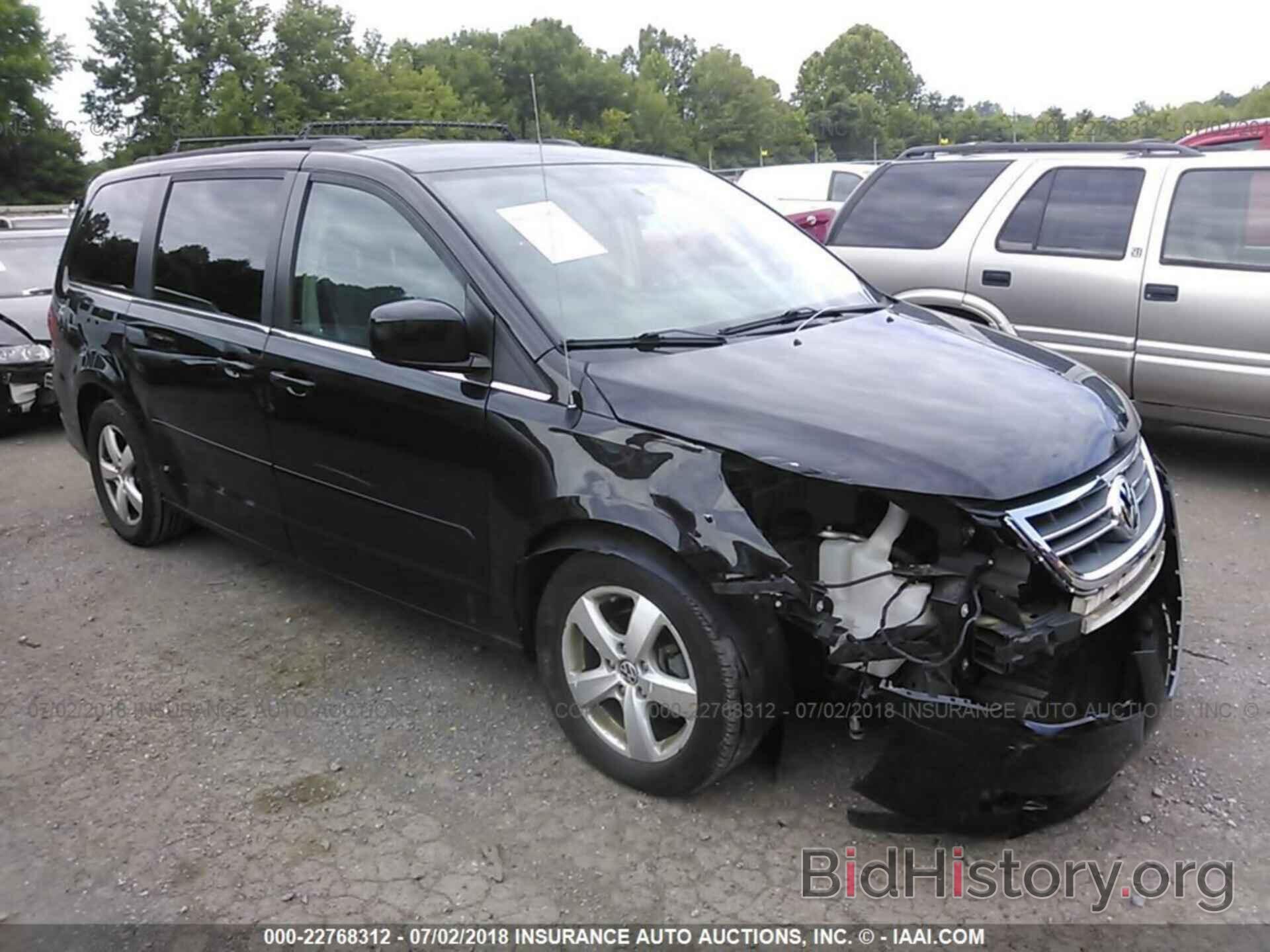 Photo 2V4RW3DG7BR803045 - Volkswagen Routan 2011