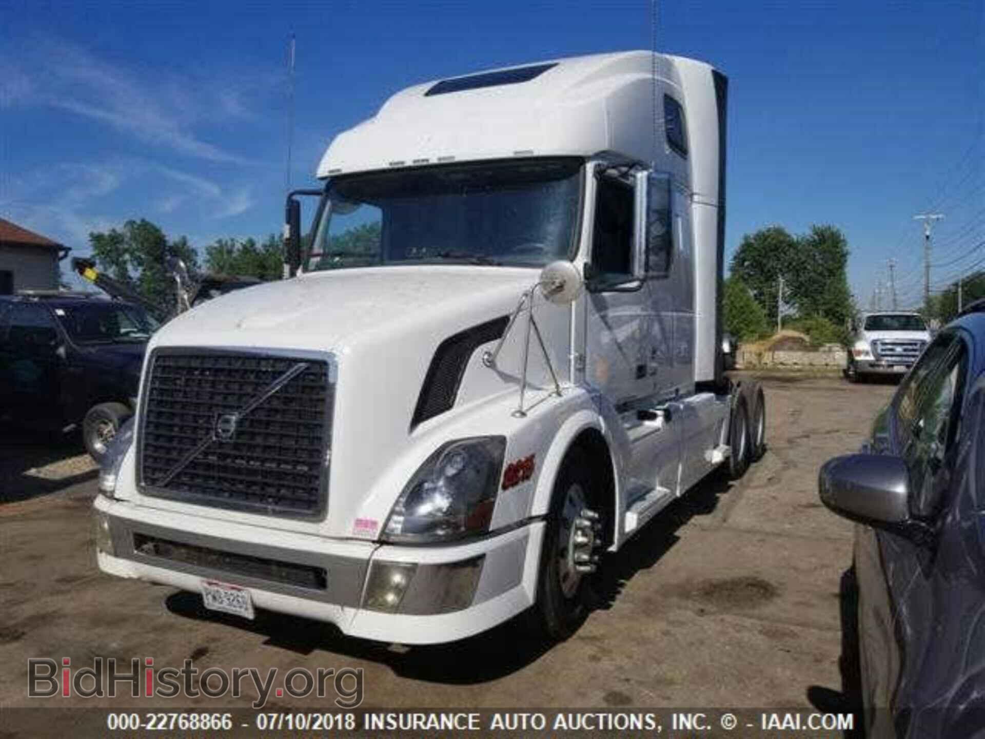 2011 Volvo Vnl - VIN: 4V4NC9EJXBN298215 - Фото 2