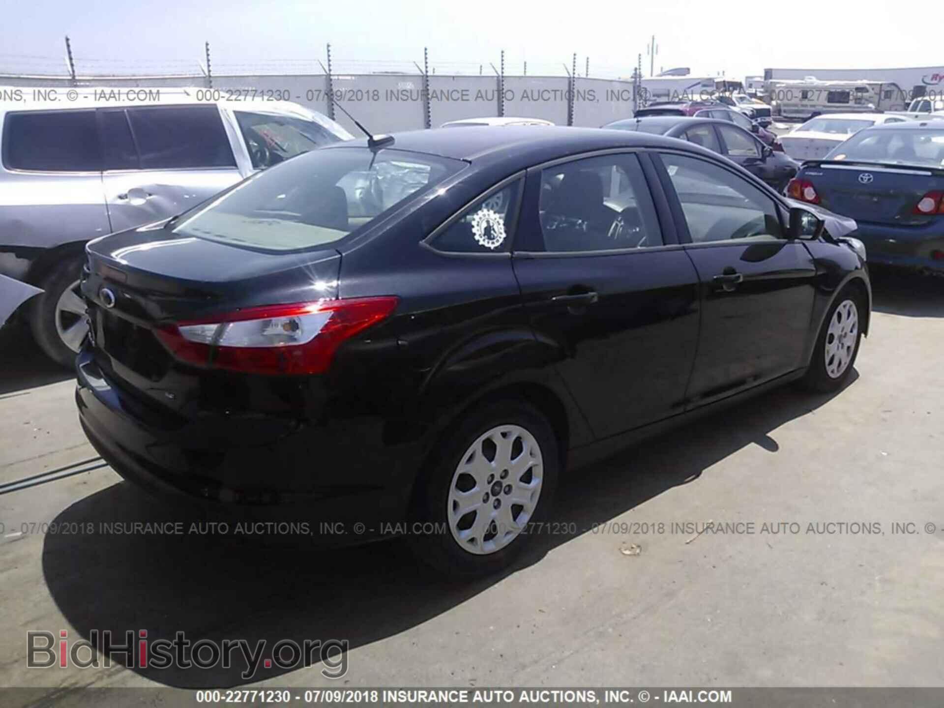 2012 Ford Focus - VIN: 1FAHP3F27CL288620 - Photo 4