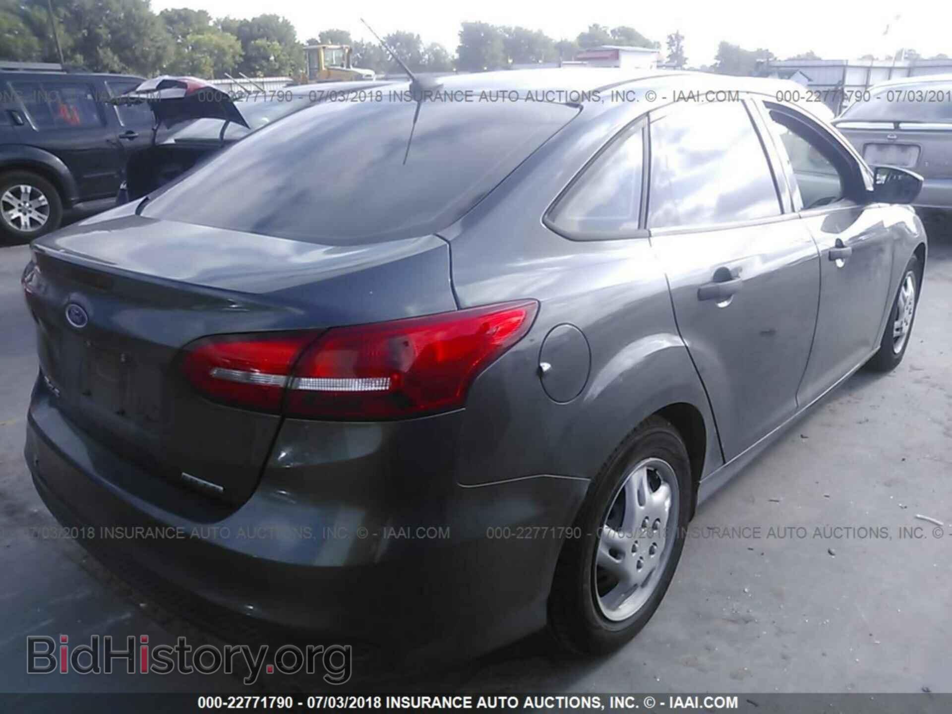 2015 Ford Focus - VIN: 1FADP3E27FL347718 - Photo 4