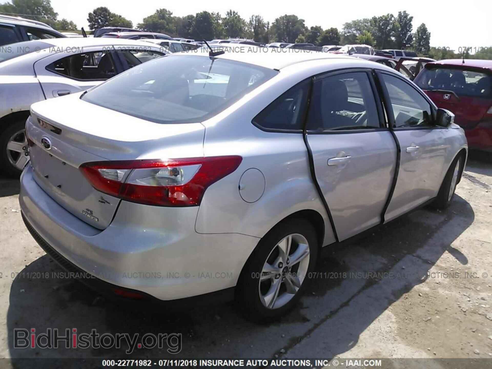 2014 Ford Focus - VIN: 1FADP3F21EL109747 - Photo 4