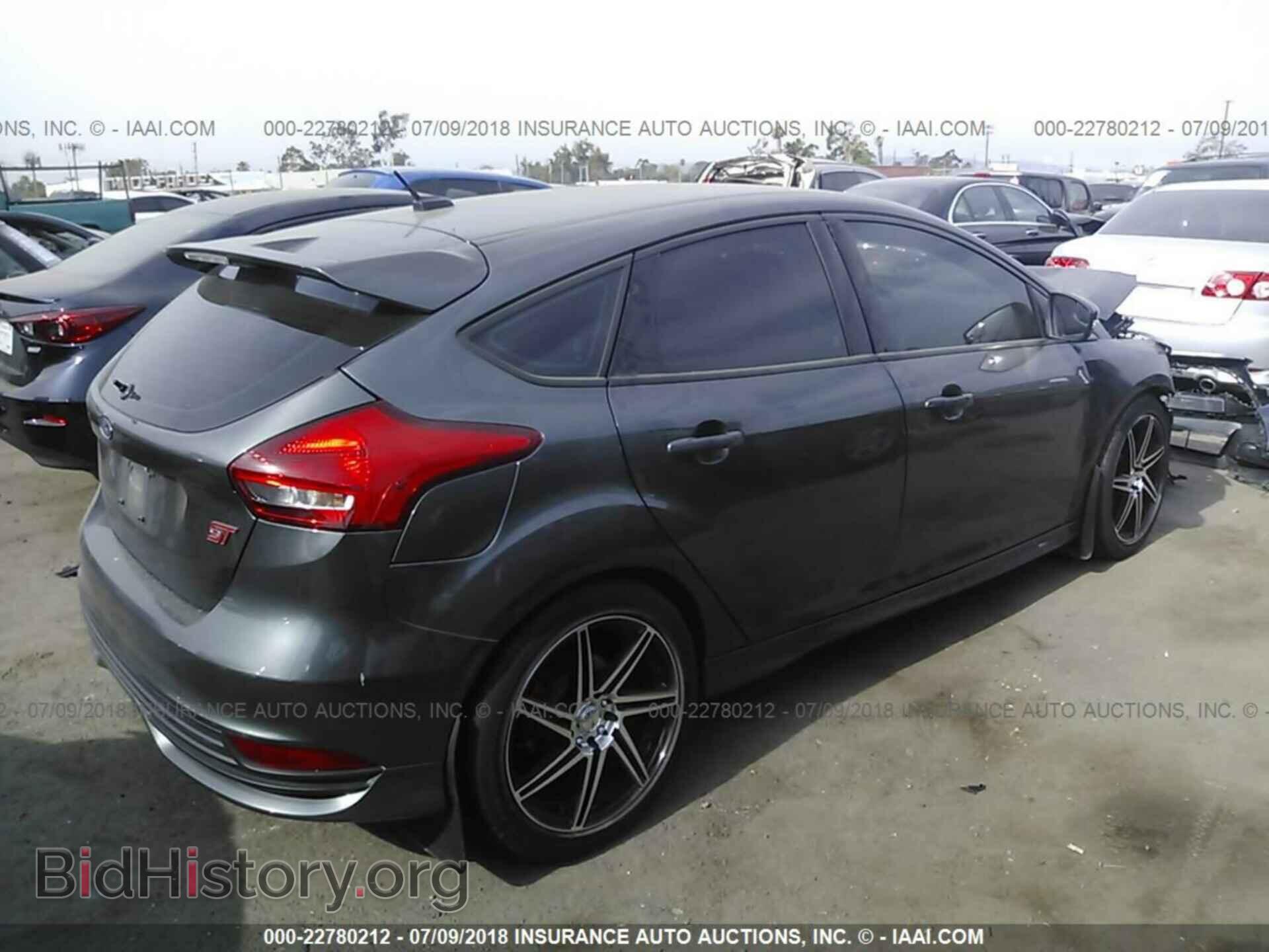 2016 Ford Focus - VIN: 1FADP3L94GL388177 - Photo 4