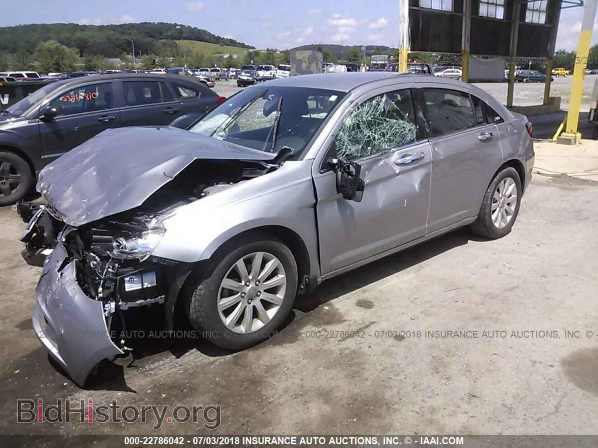 2013 Chrysler 200 - VIN: 1C3CCBCG4DN524662 - Photo 2