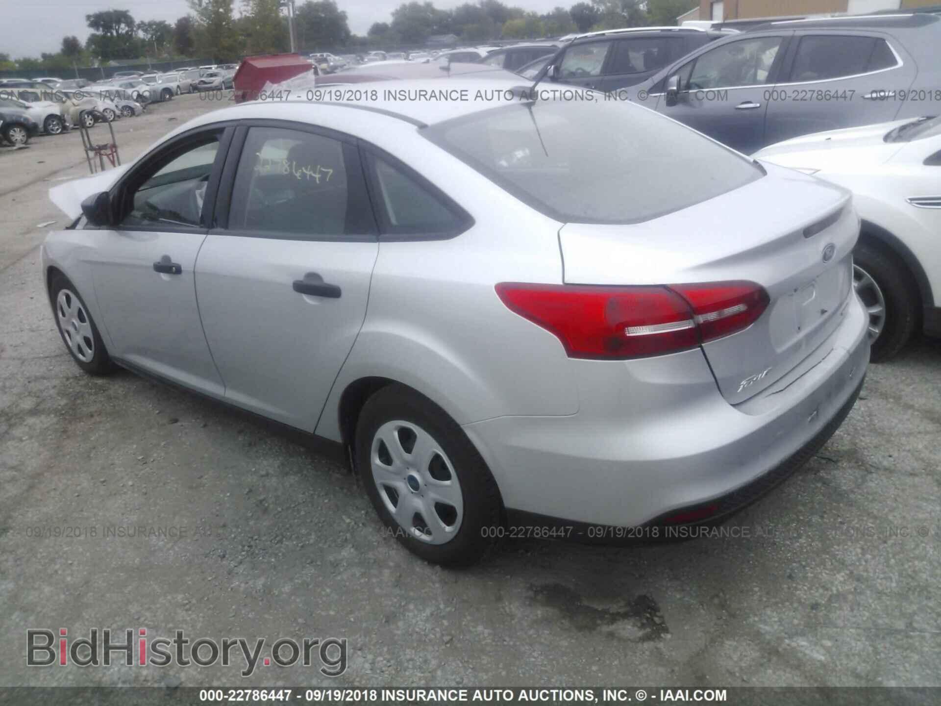 2015 Ford Focus - VIN: 1FADP3E27FL258716 - Photo 3