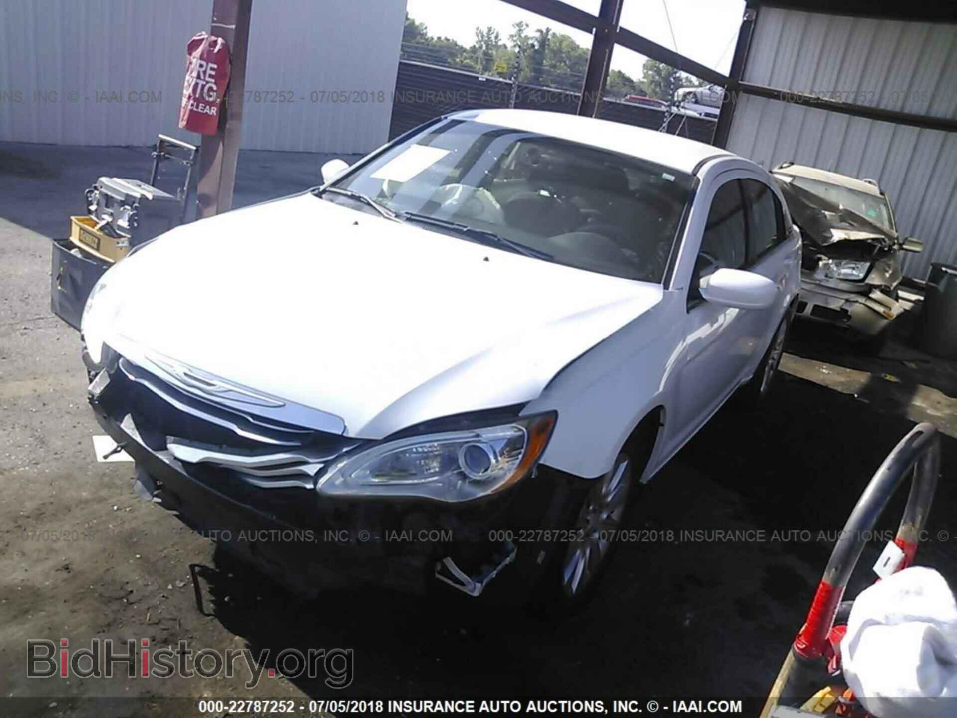 2014 CHRYSLER 200 - VIN: 1C3CCBAG7EN195041 - Фото 2