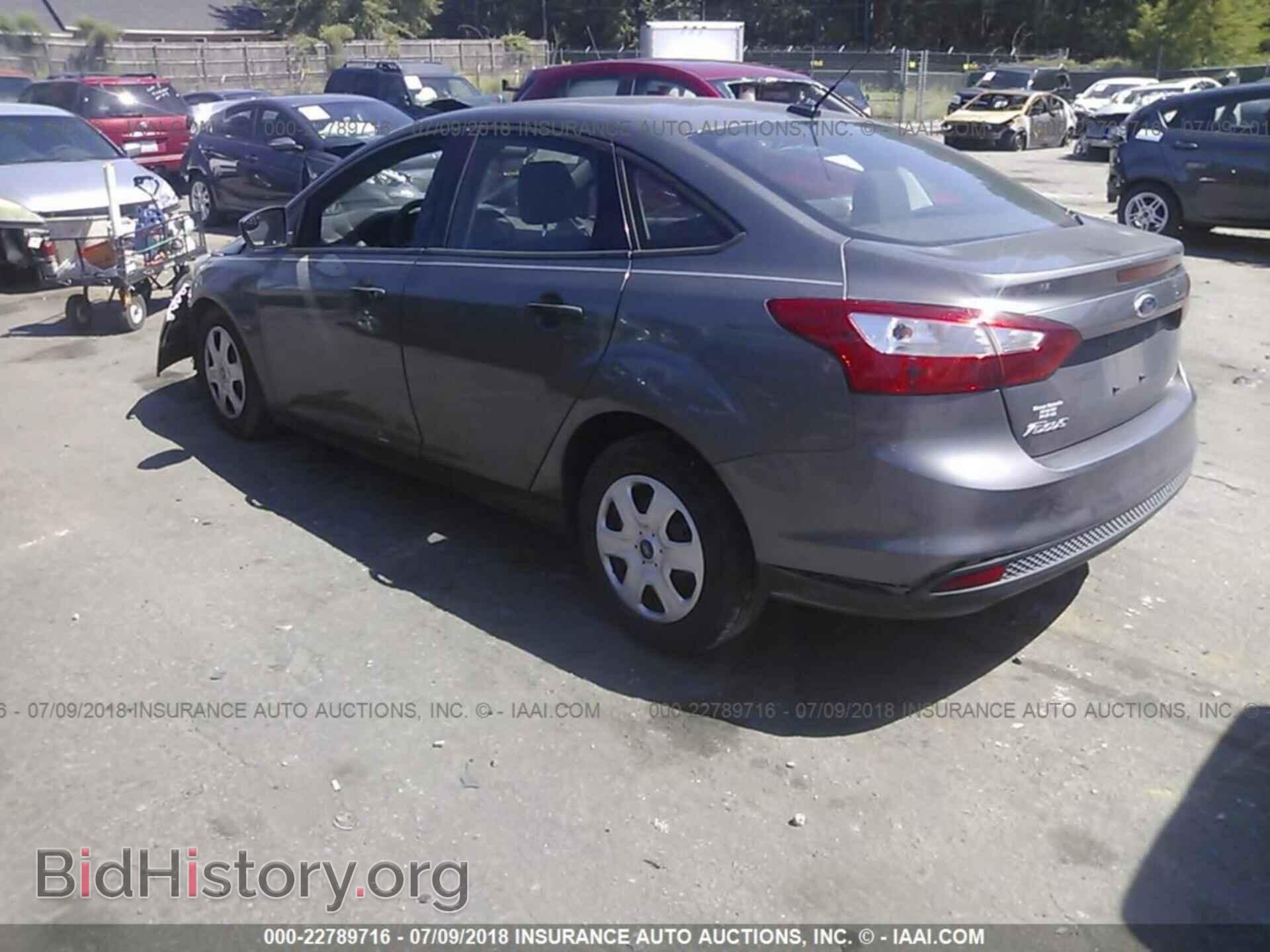 2012 Ford Focus - VIN: 1FAHP3E21CL323301 - Photo 3