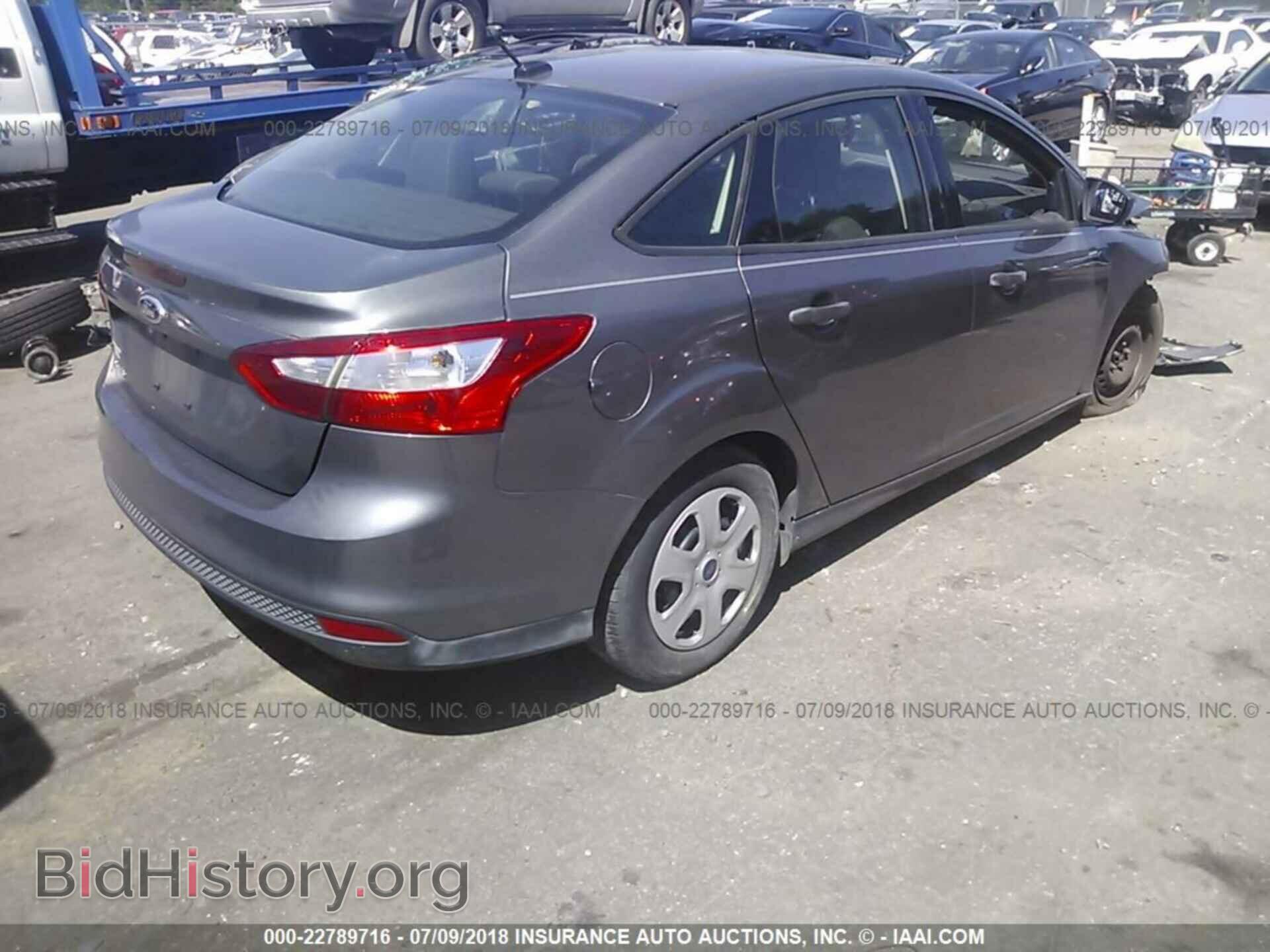 2012 Ford Focus - VIN: 1FAHP3E21CL323301 - Photo 4