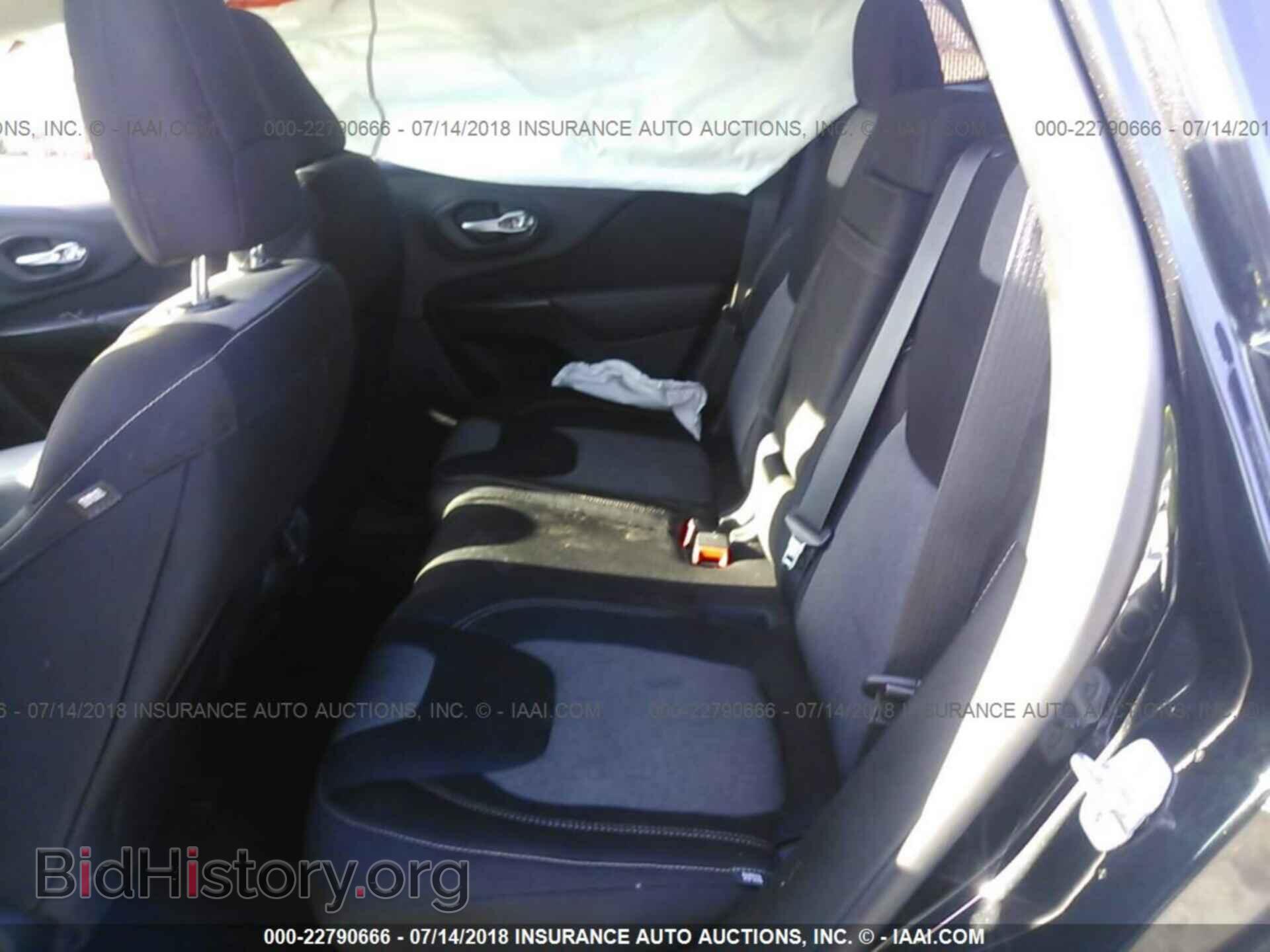 2014 Jeep Cherokee - VIN: 1C4PJLCS7EW299730 - Photo 8