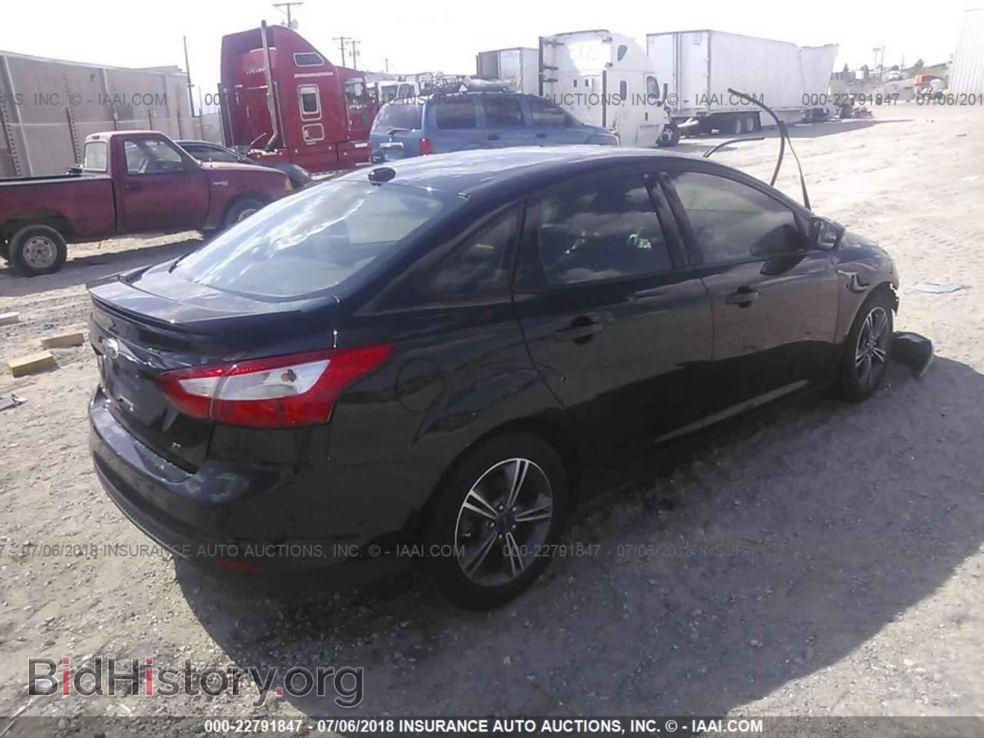 2014 Ford Focus - VIN: 1FADP3F2XEL419816 - Photo 4