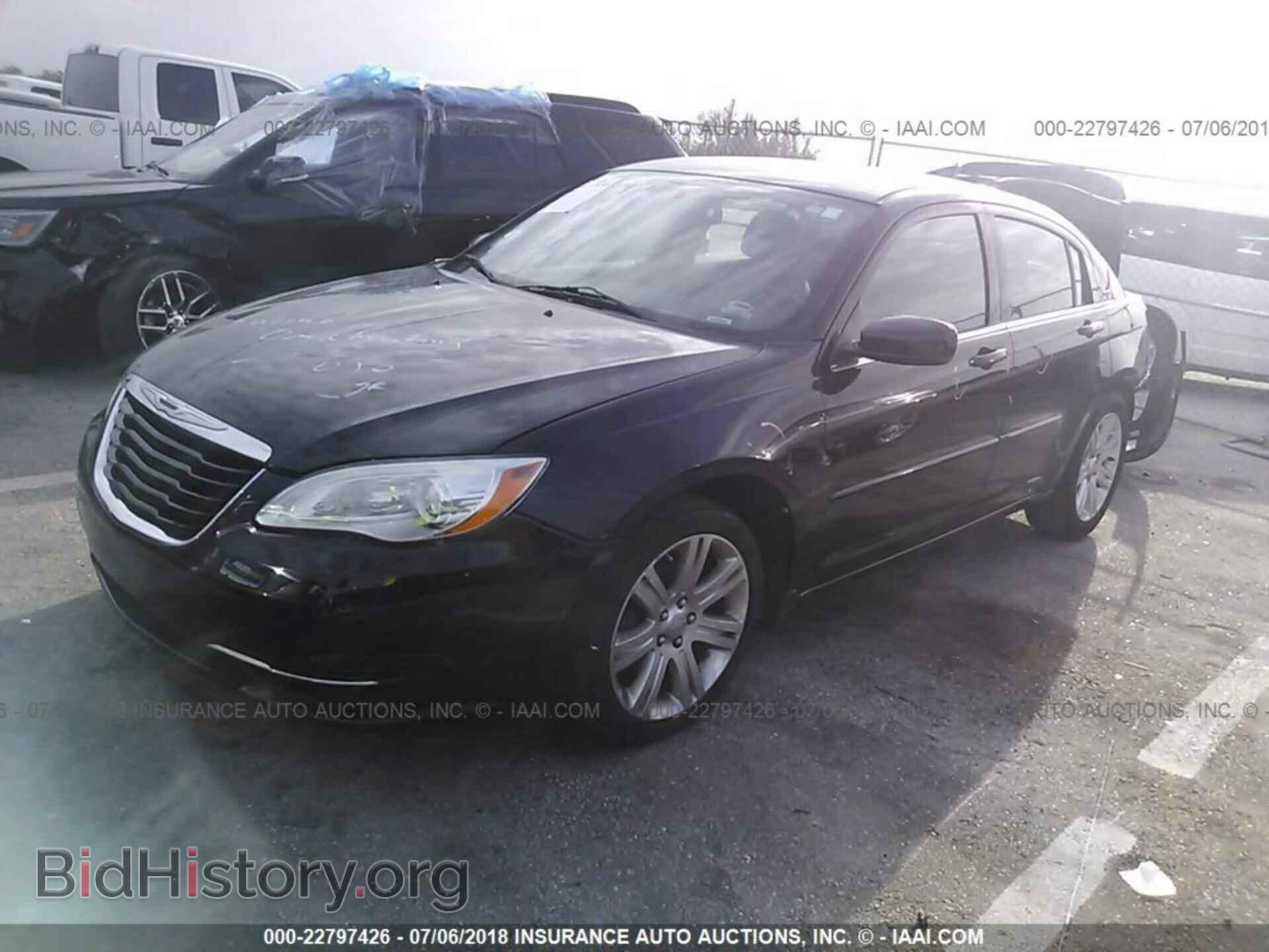 2013 Chrysler 200 - VIN: 1C3CCBBB7DN656062 - Фото 2