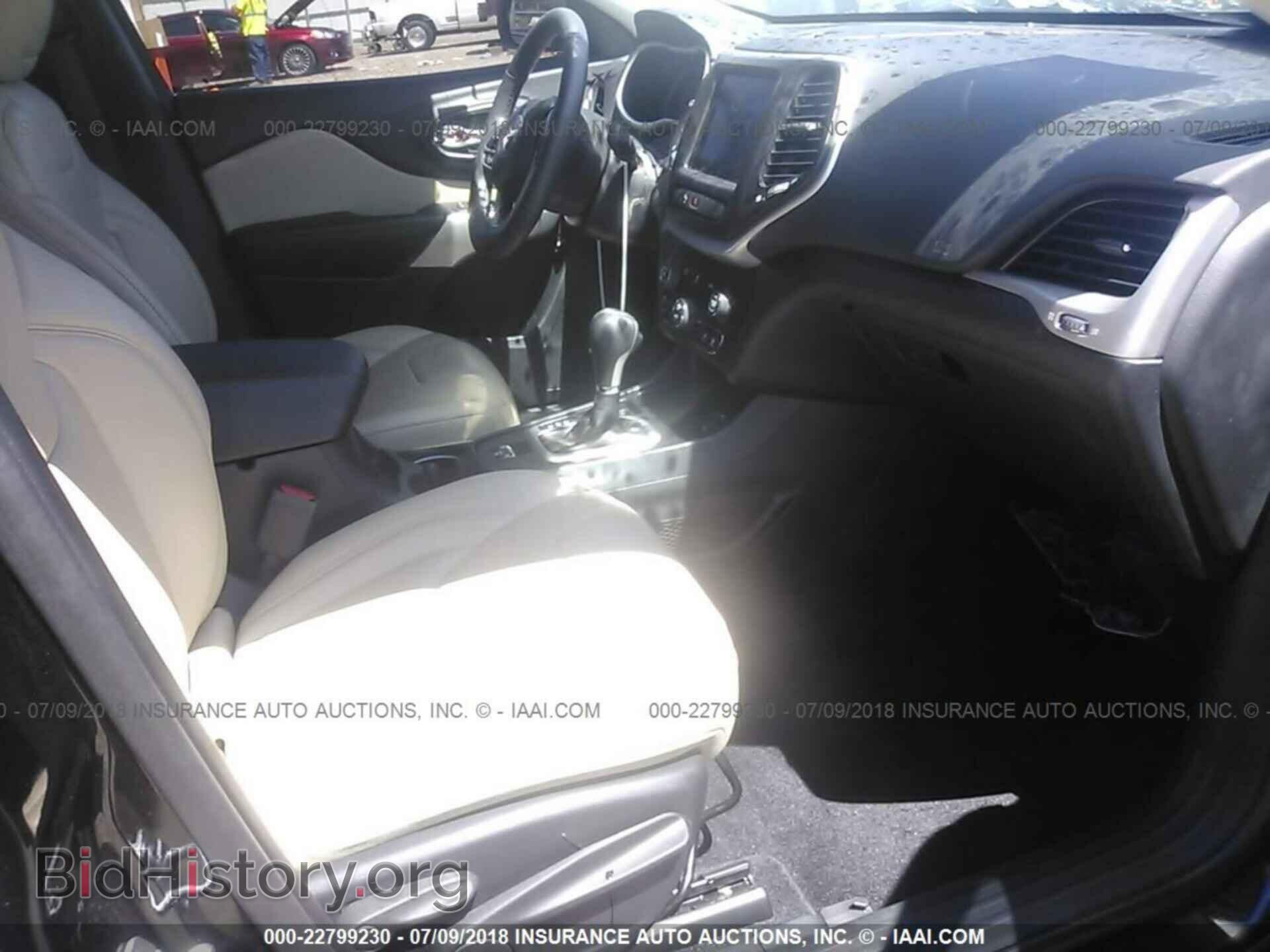 2017 Jeep Cherokee - VIN: 1C4PJLDB4HW653741 - Photo 5