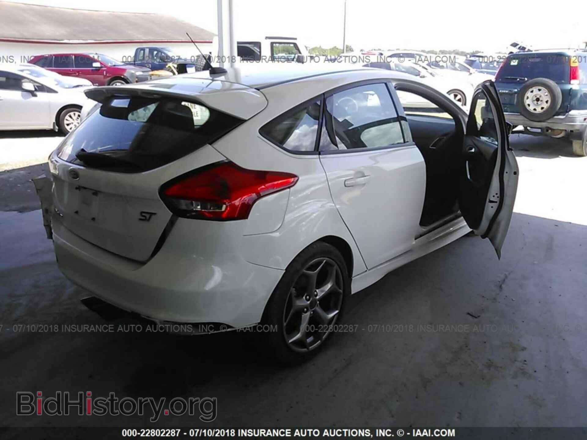 2017 Ford Focus - VIN: 1FADP3L97HL346118 - Photo 4