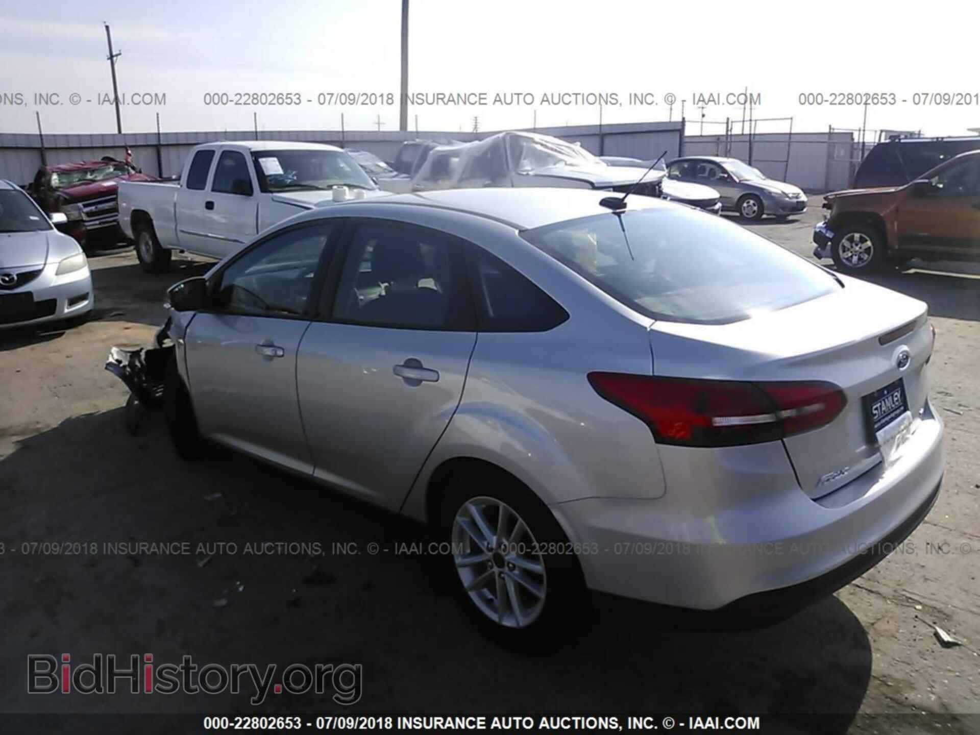 2018 Ford Focus - VIN: 1FADP3F24JL321830 - Фото 3