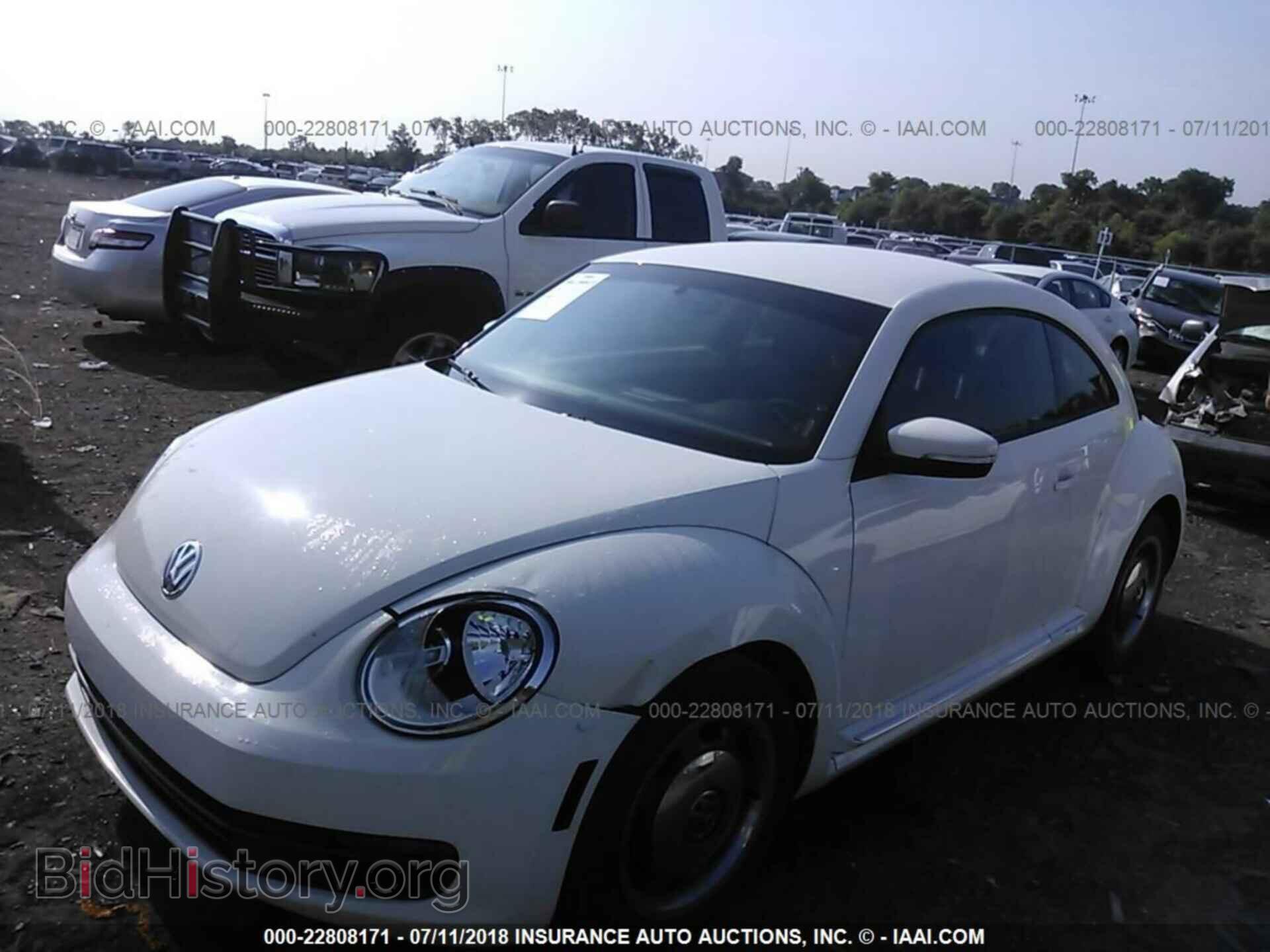 2012 Volkswagen Beetle - VIN: 3VWJP7AT2CM650187 - Фото 2