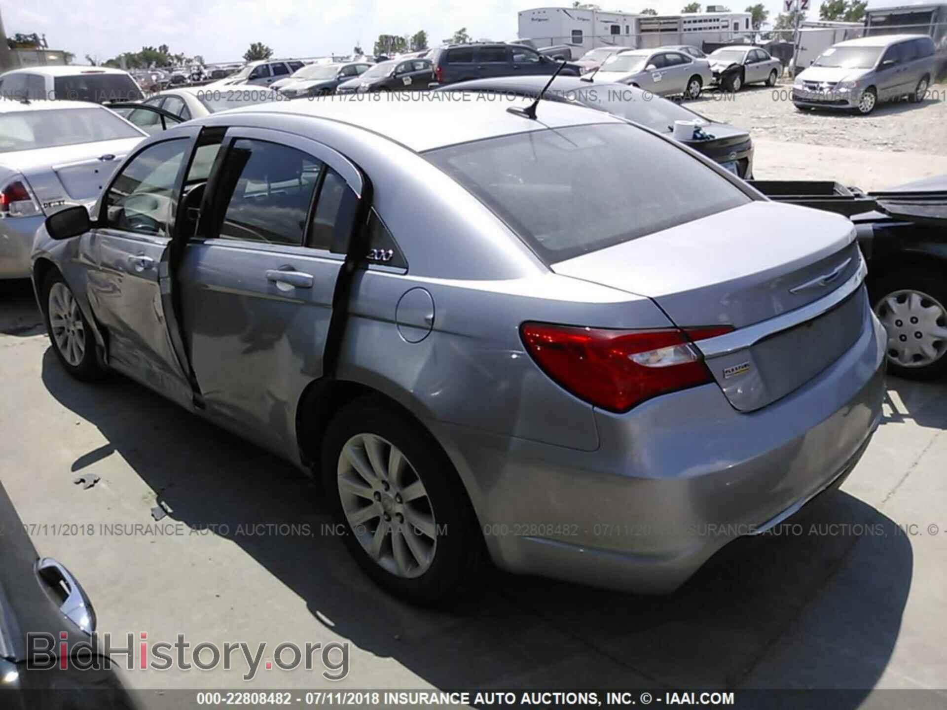 2014 Chrysler 200 - VIN: 1C3CCBBG2EN115062 - Фото 3