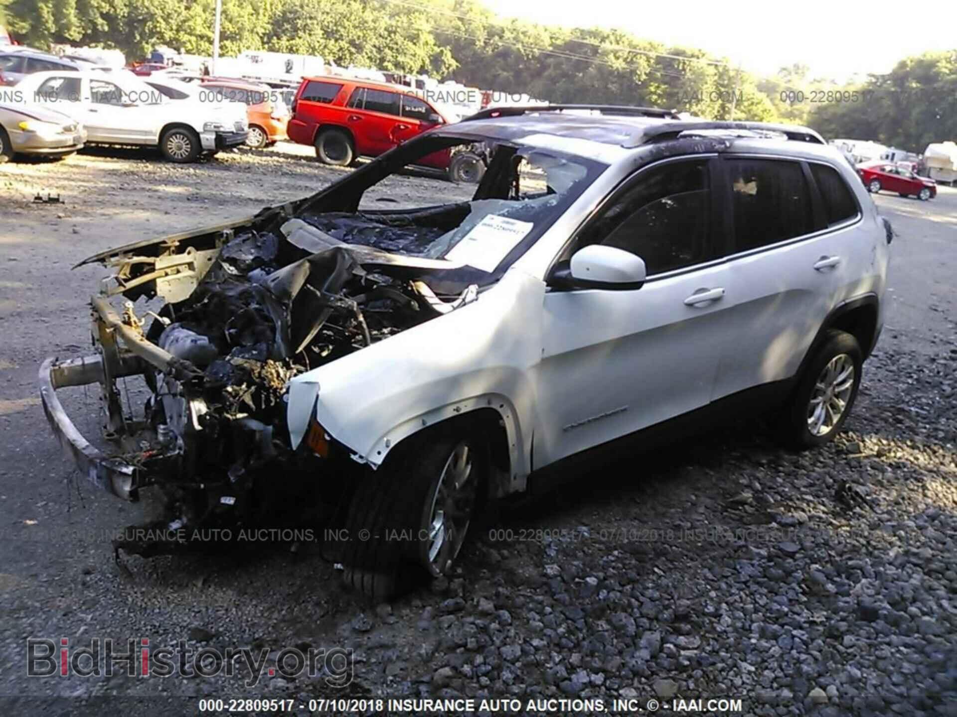 2019 Jeep Cherokee - VIN: 1C4PJLCB1KD160555 - Photo 2