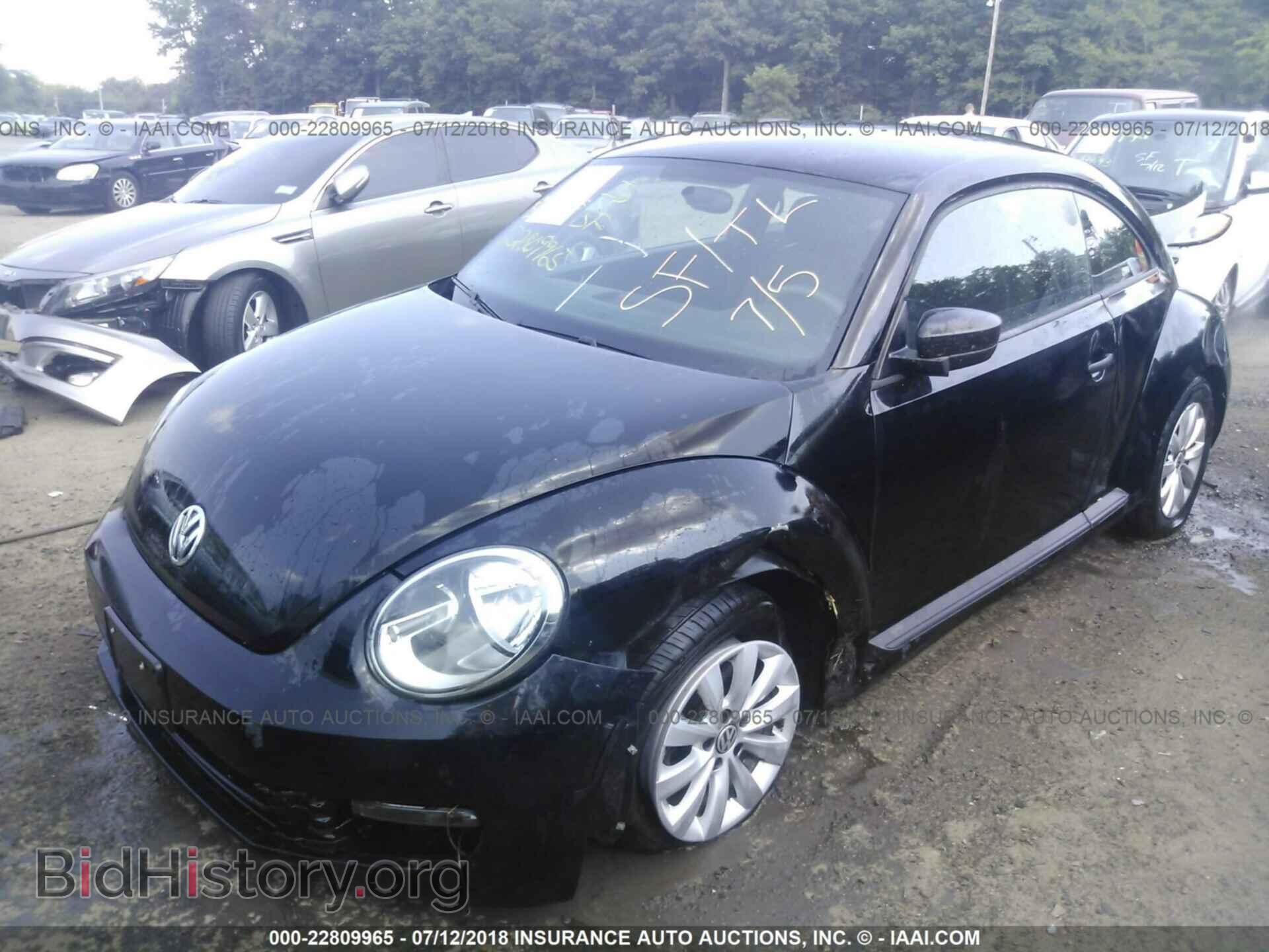 2014 Volkswagen Beetle - VIN: 3VWFP7AT7EM621079 - Фото 2