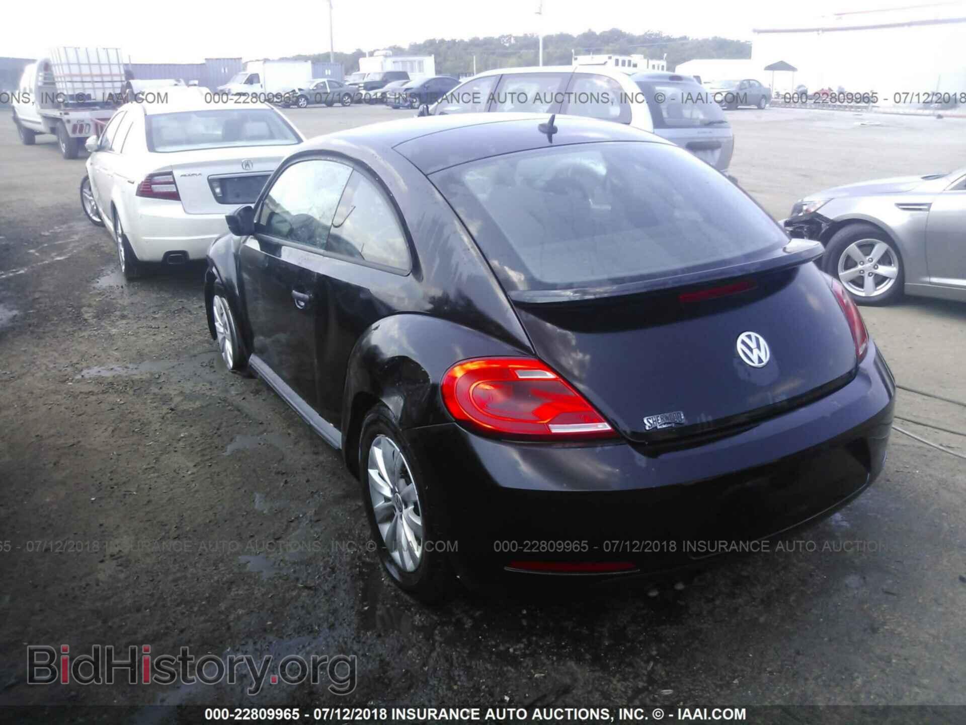 2014 Volkswagen Beetle - VIN: 3VWFP7AT7EM621079 - Фото 3