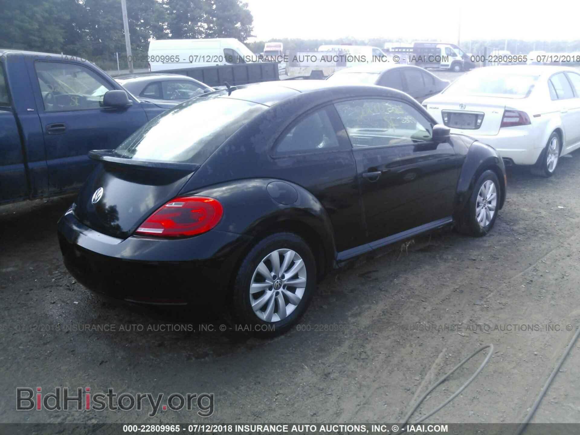 2014 Volkswagen Beetle - VIN: 3VWFP7AT7EM621079 - Фото 4