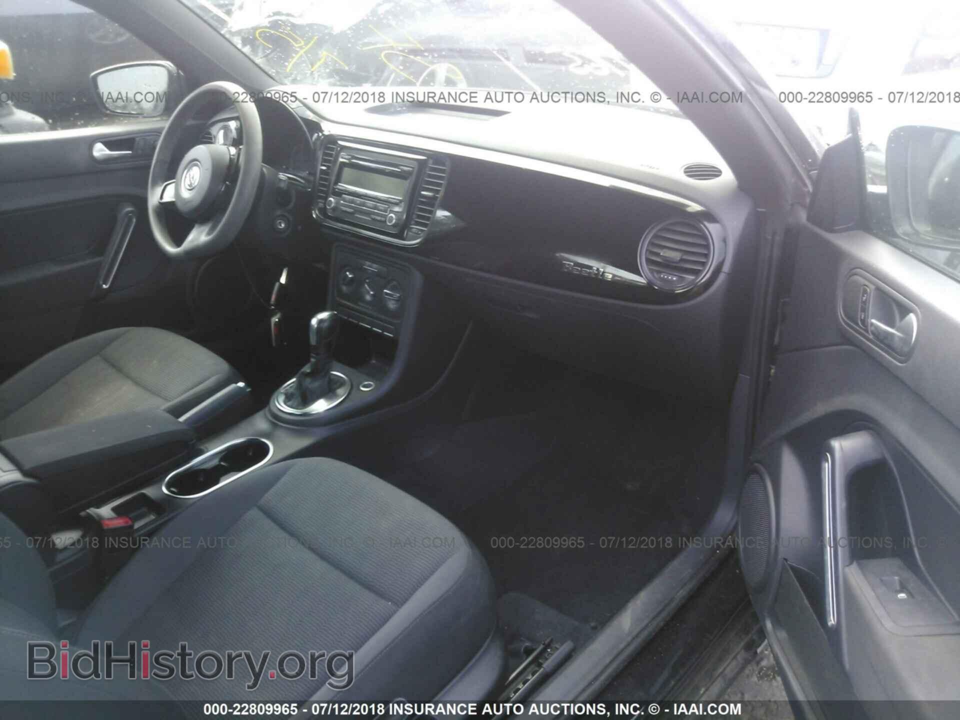 2014 Volkswagen Beetle - VIN: 3VWFP7AT7EM621079 - Фото 5