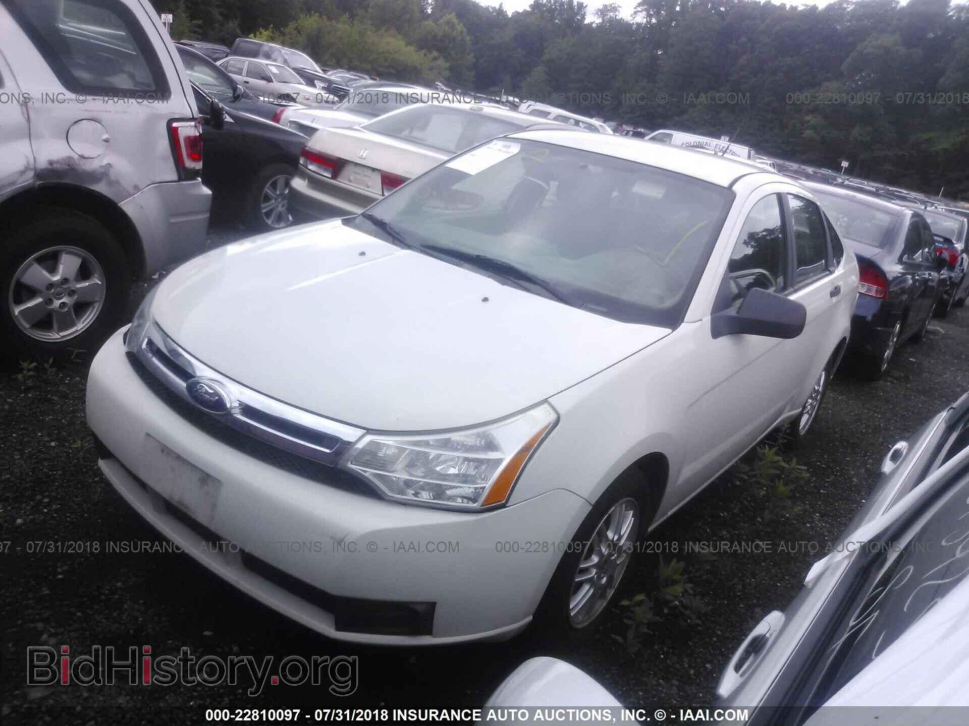 2011 Ford Focus - VIN: 1FAHP3FN2BW175553 - Фото 2