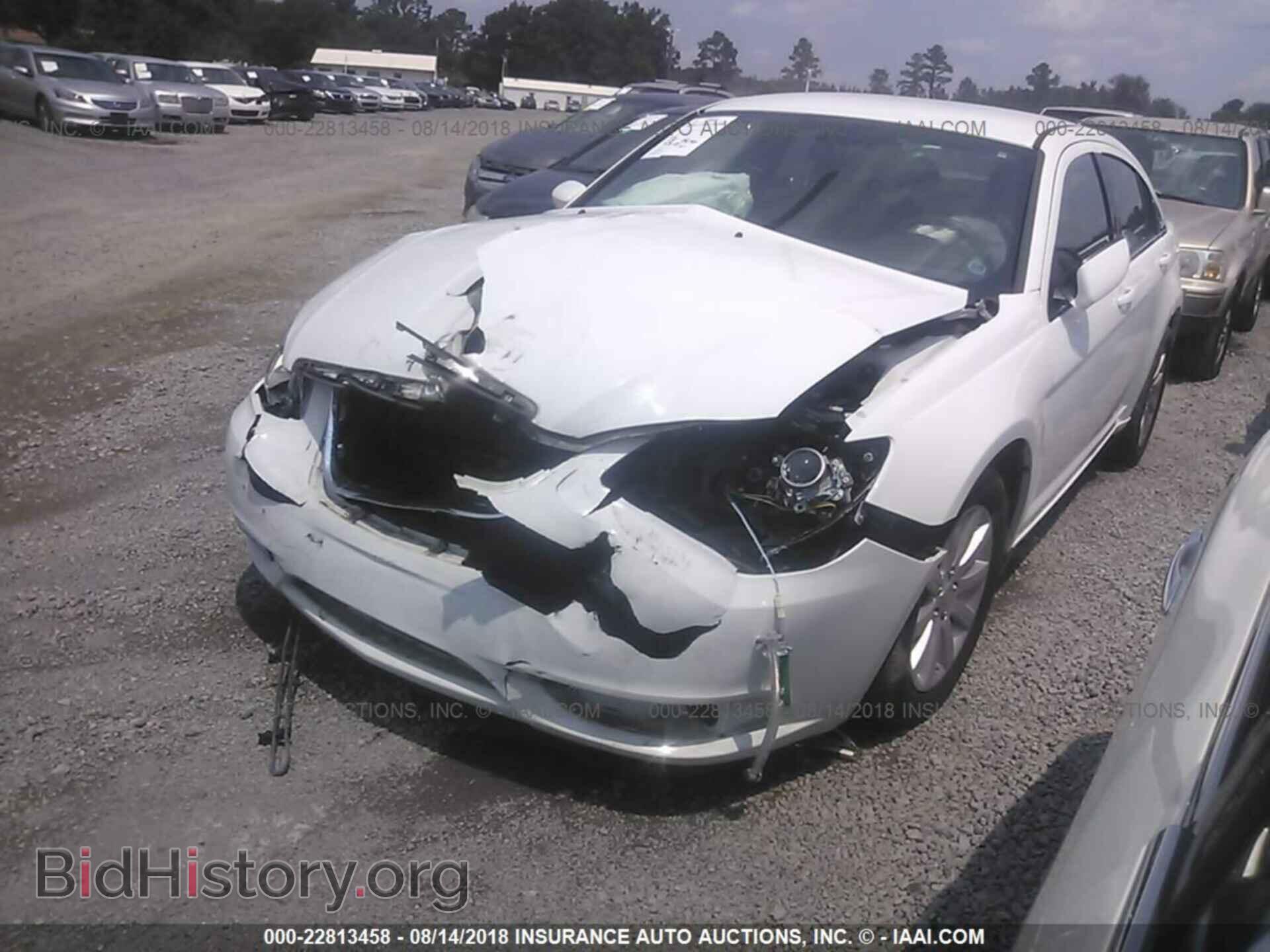 2014 Chrysler 200 - VIN: 1C3CCBBG1EN106594 - Photo 2