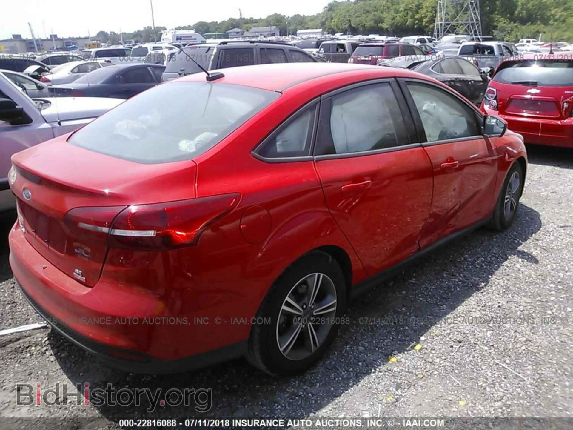 2017 Ford Focus - VIN: 1FADP3FEXHL235250 - Photo 4