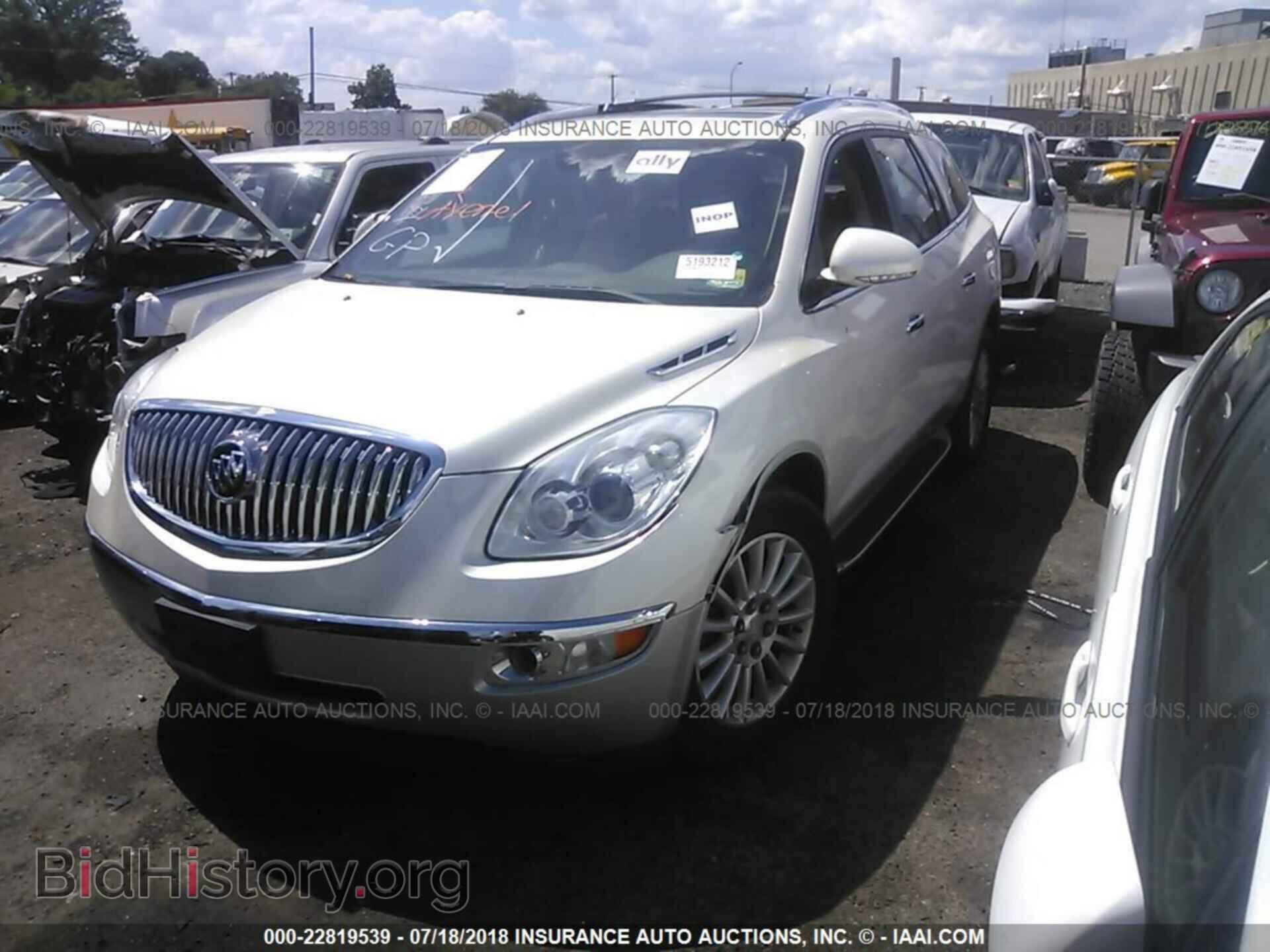 2011 Buick Enclave - VIN: 5GAKVBED7BJ217982 - Фото 2