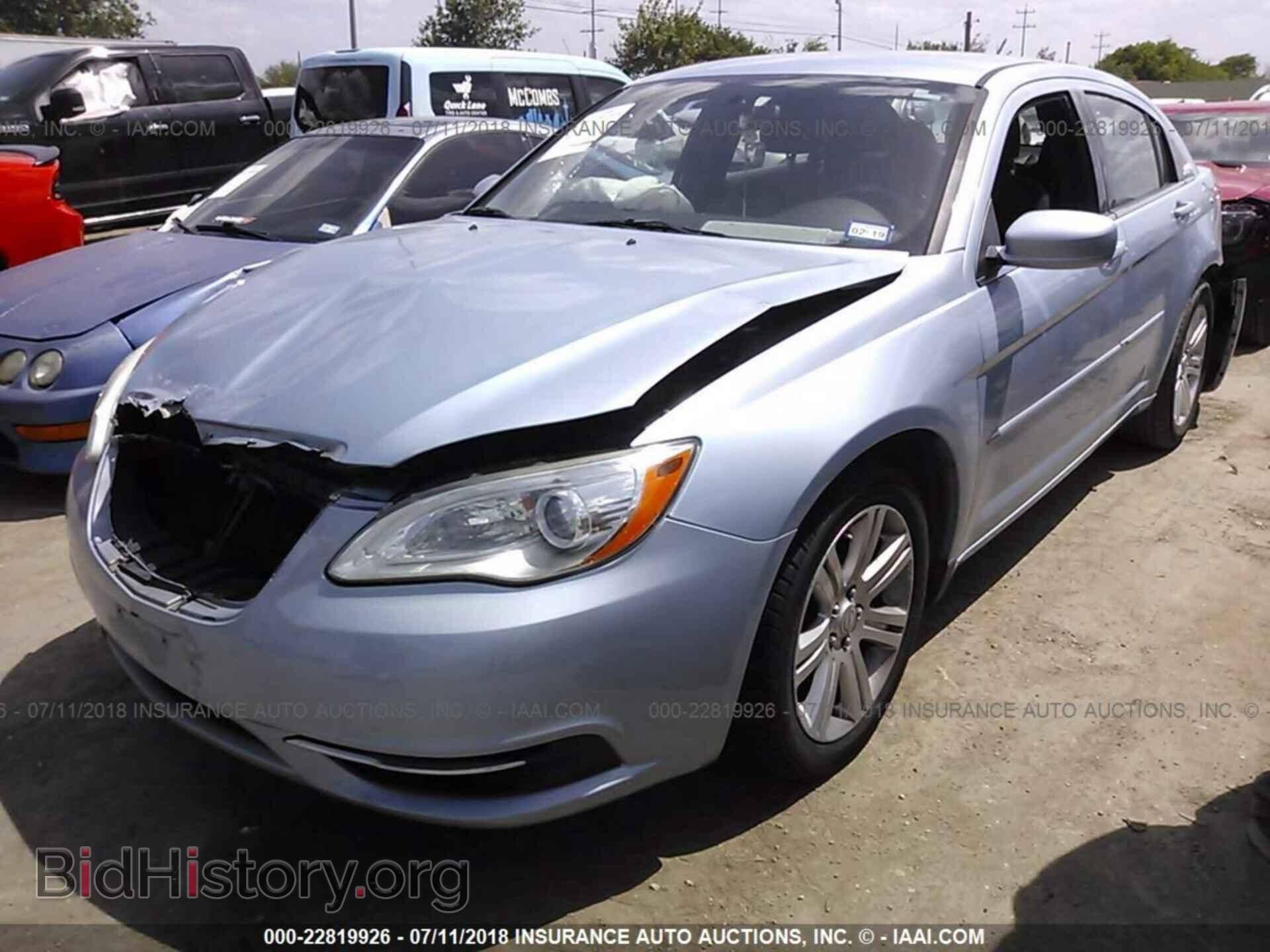 2013 Chrysler 200 - VIN: 1C3CCBBB8DN656233 - Photo 2