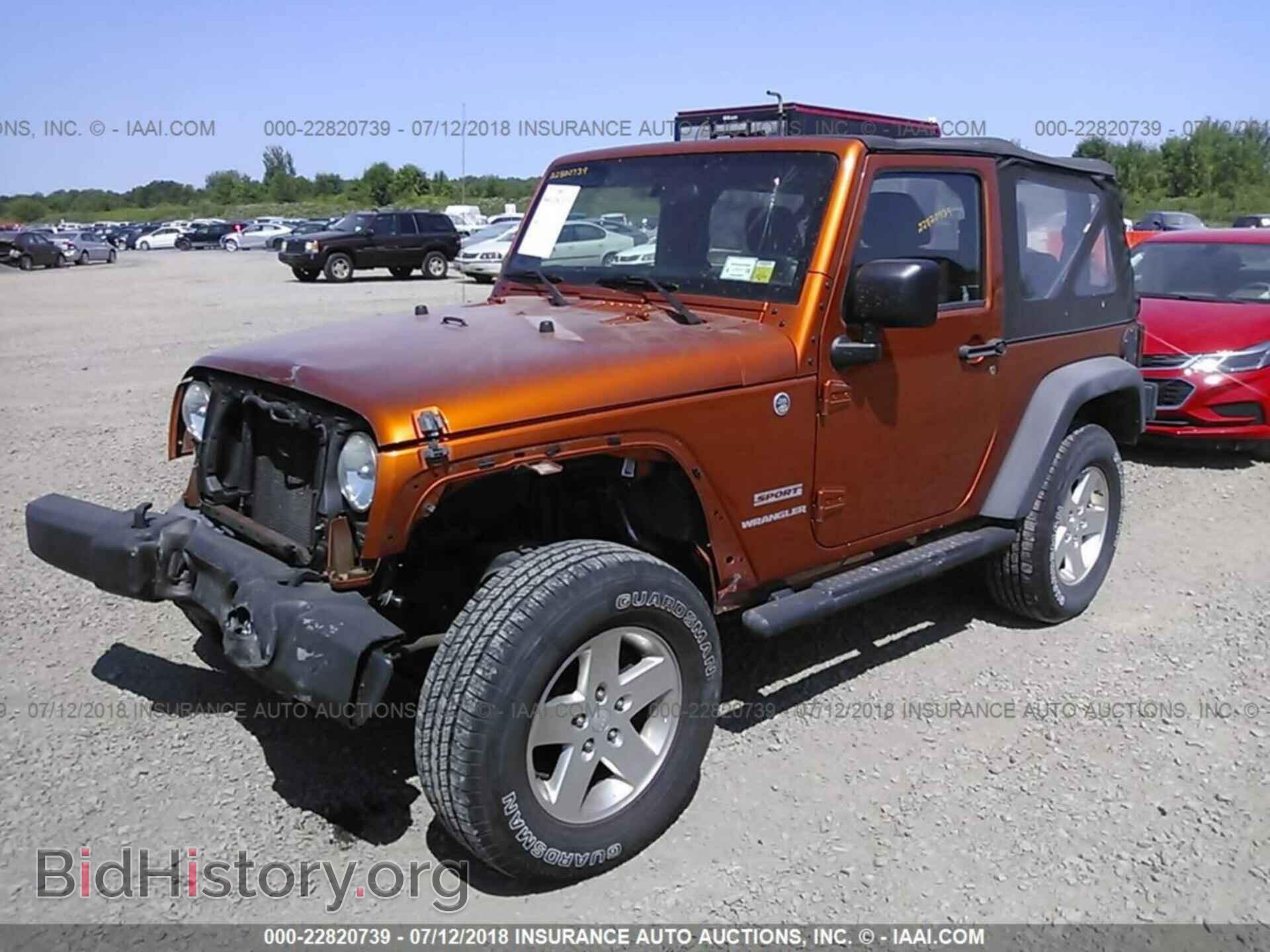 2011 Jeep Wrangler - VIN: 1J4AA2D11BL581858 - Фото 2