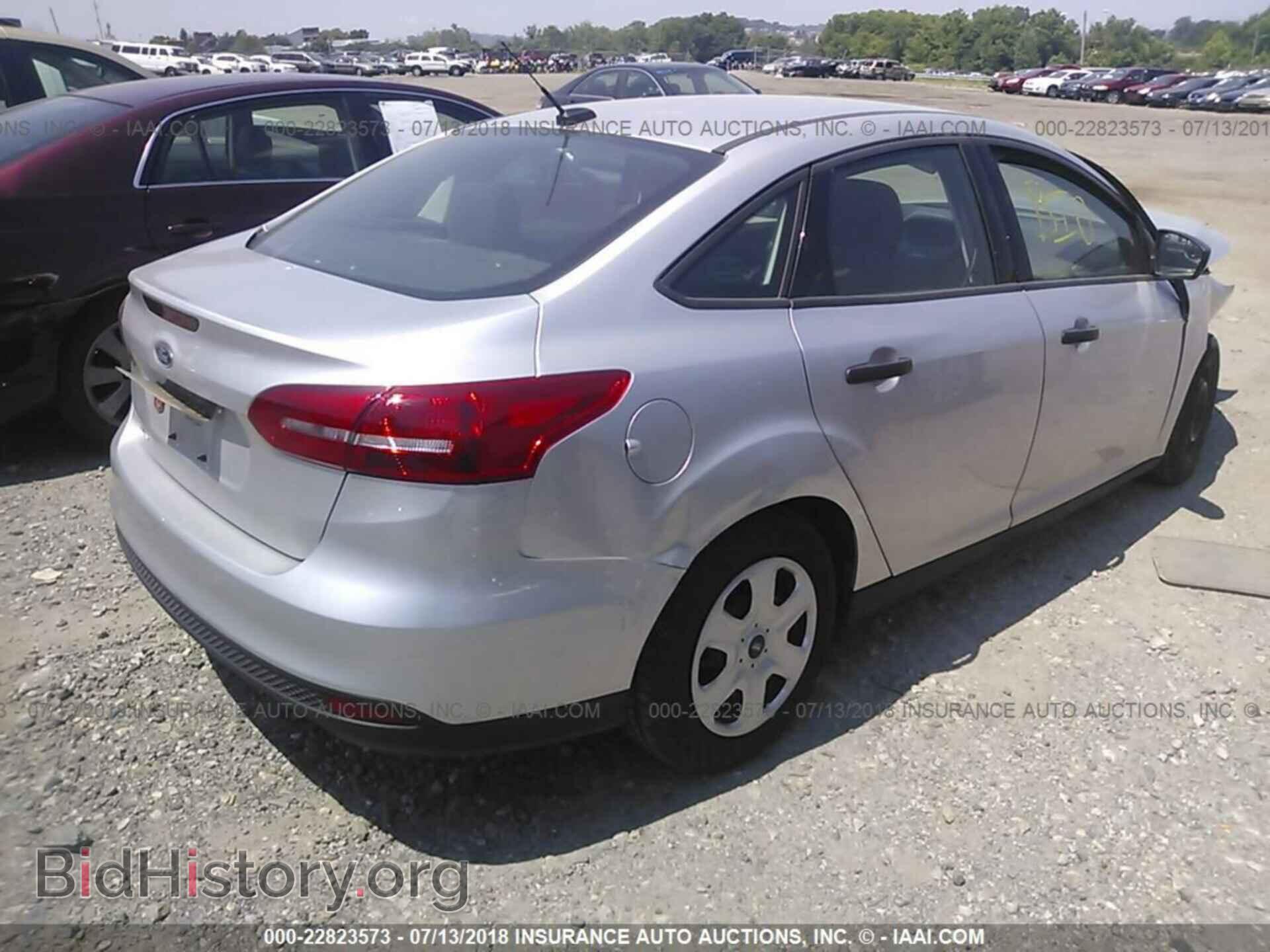 2016 Ford Focus - VIN: 1FADP3E25GL232360 - Photo 4
