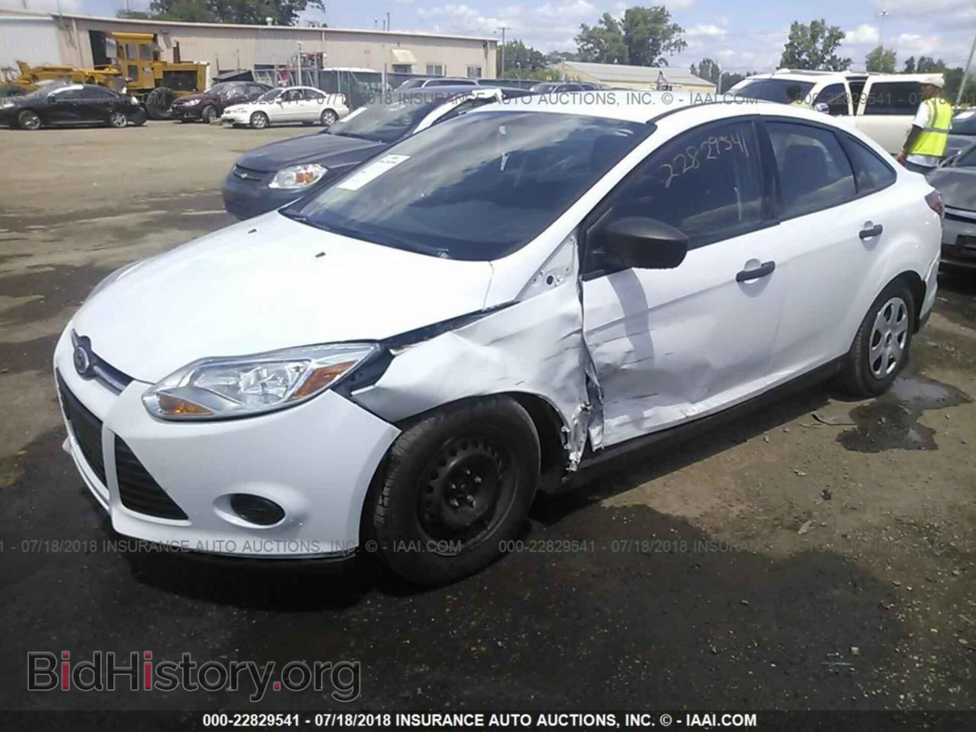 2014 Ford Focus - VIN: 1FADP3E2XEL211775 - Фото 2