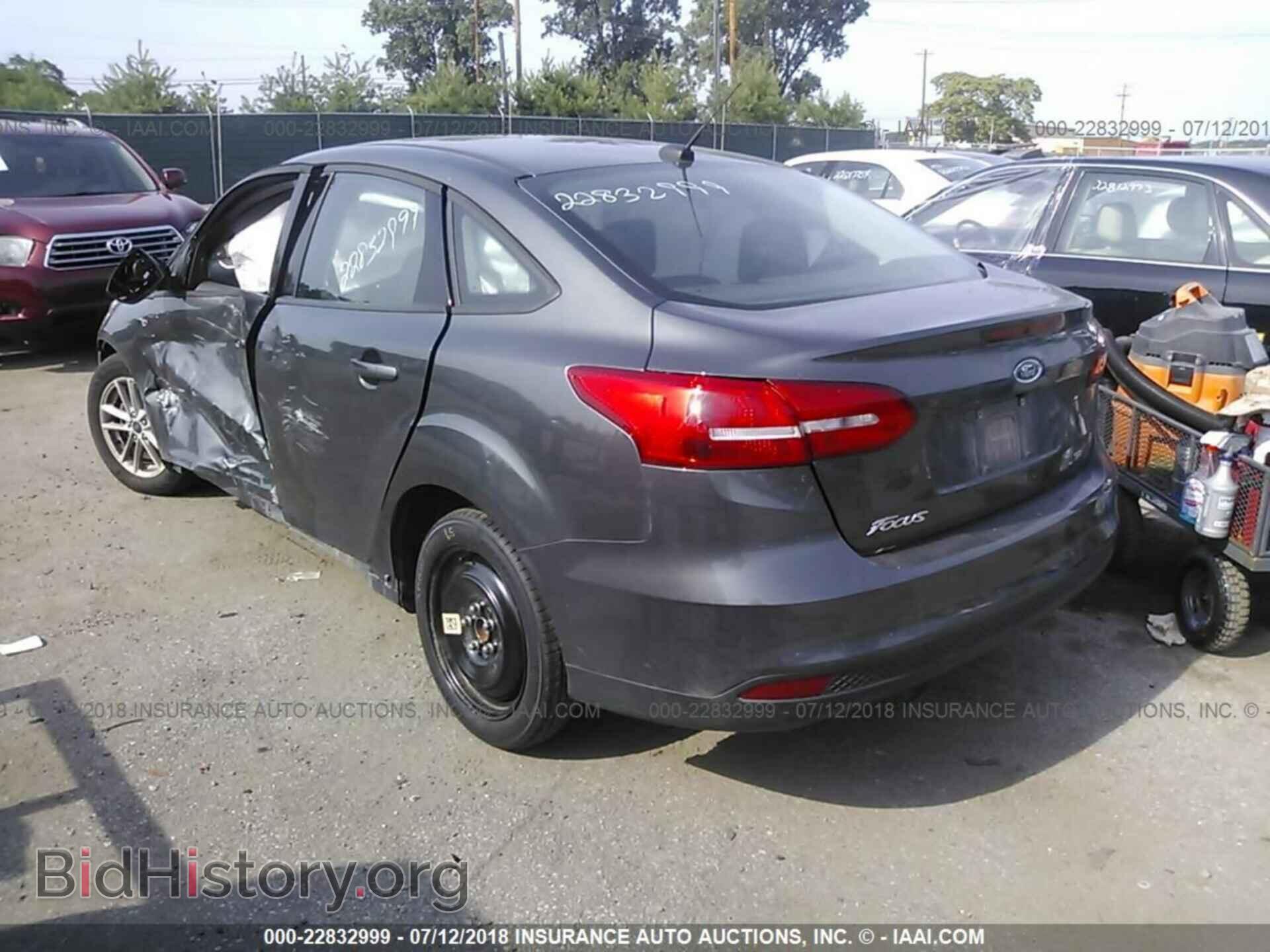 2017 Ford Focus - VIN: 1FADP3F2XHL229132 - Фото 3