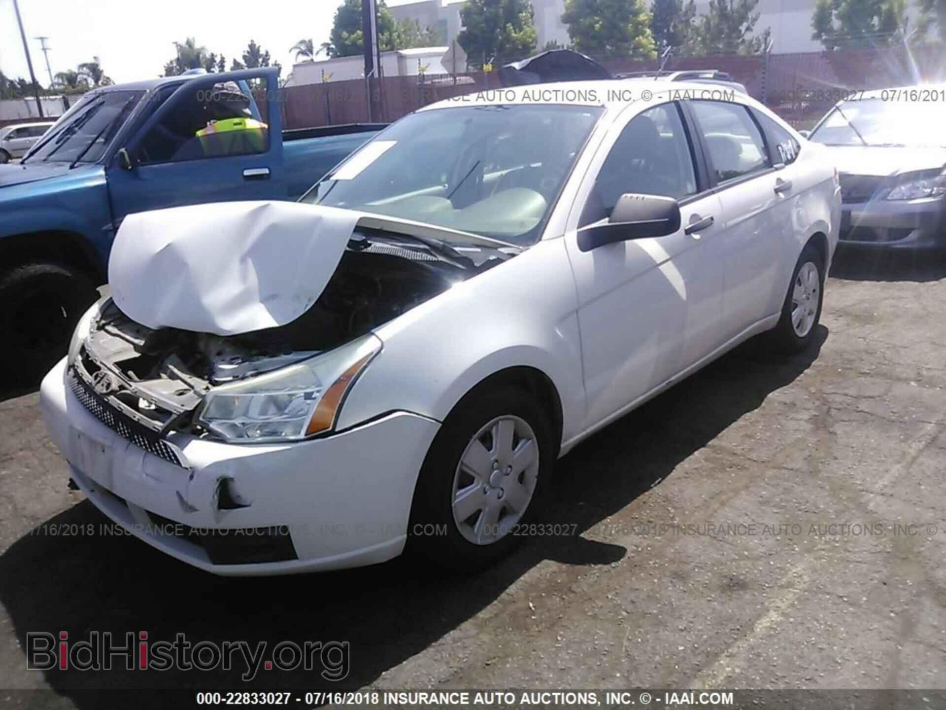 2011 Ford Focus - VIN: 1FAHP3EN1BW180874 - Фото 2
