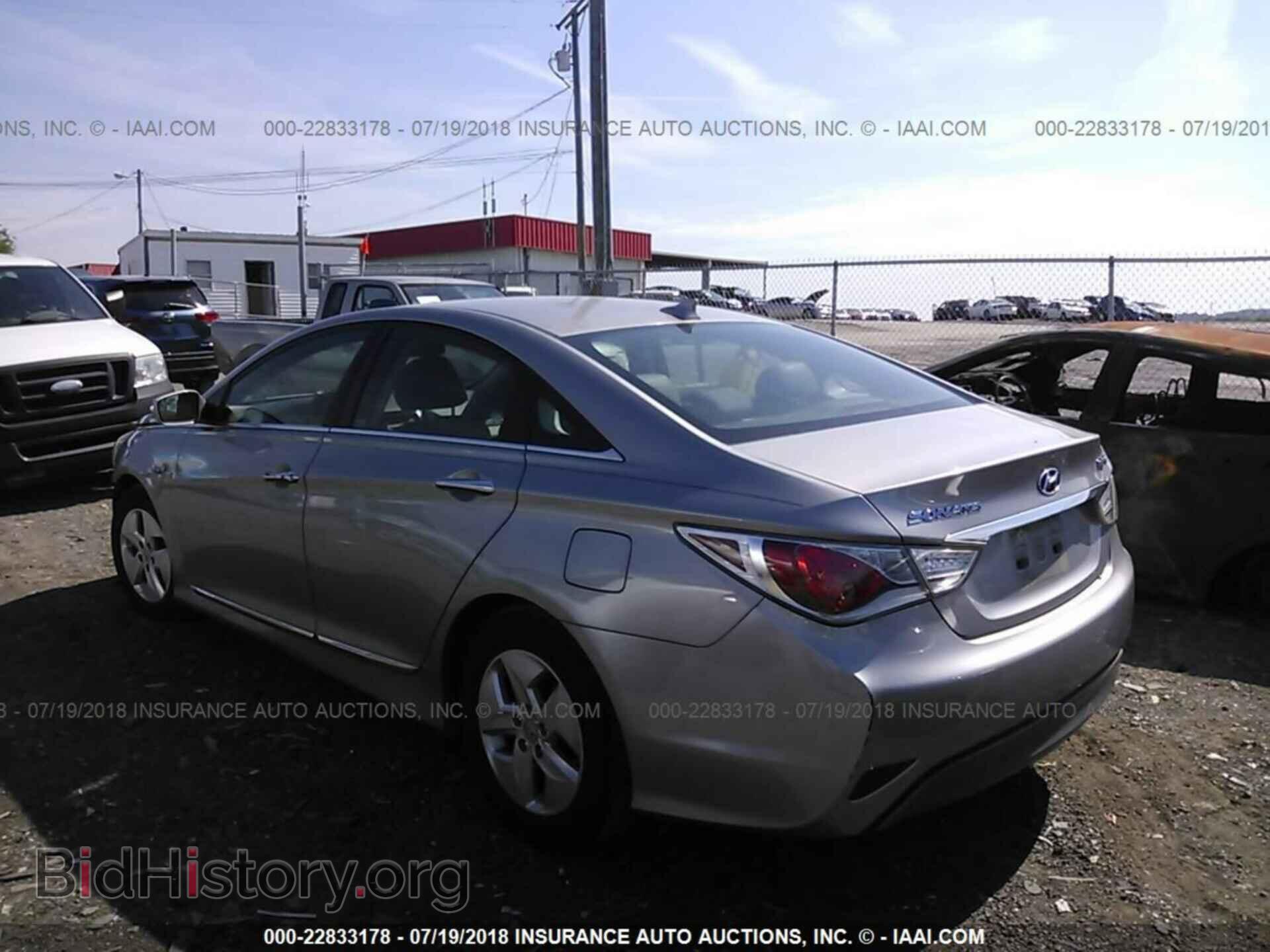 2012 Hyundai Sonata - VIN: KMHEC4A44CA028027 - Photo 3
