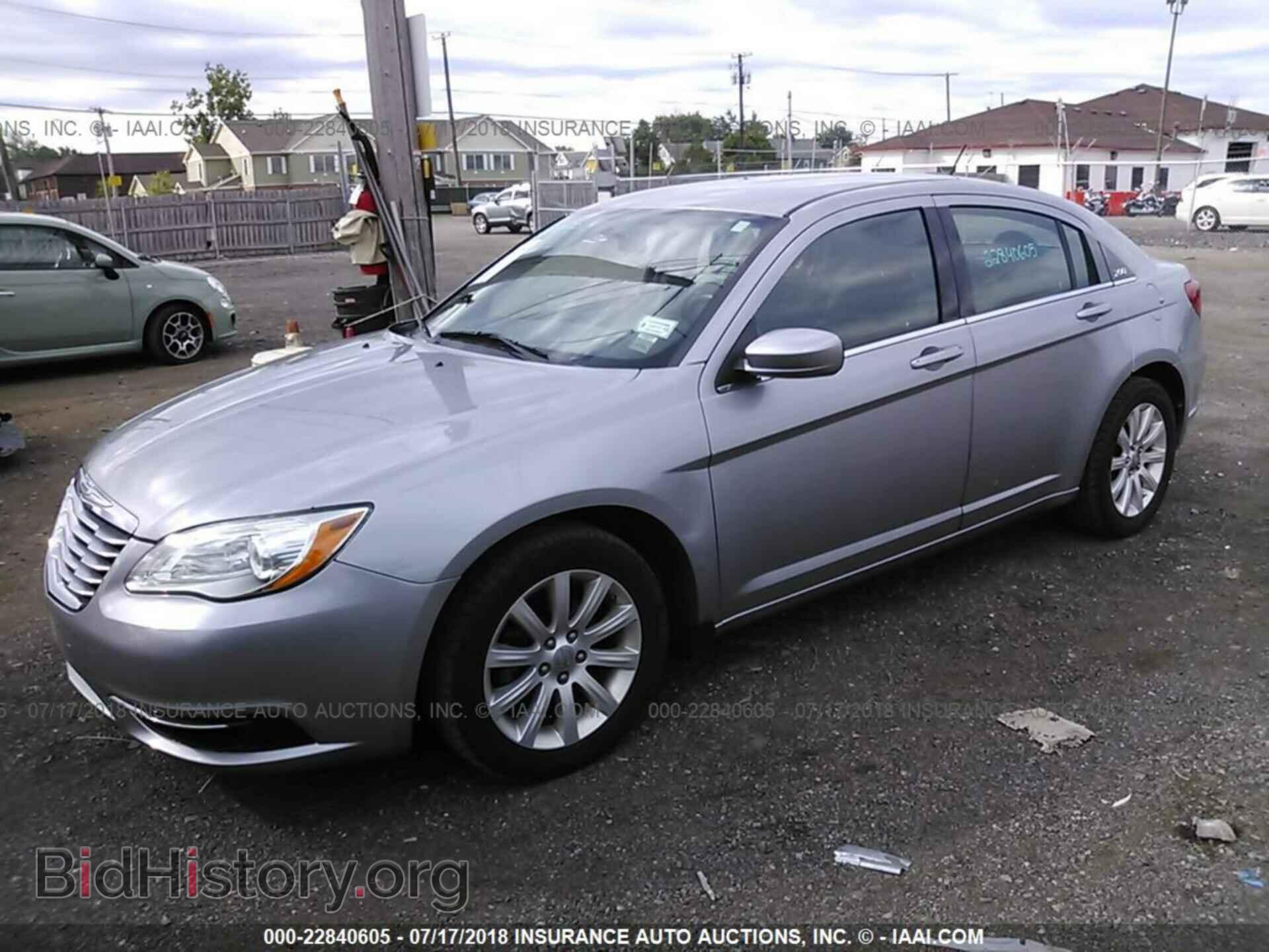 2014 Chrysler 200 - VIN: 1C3CCBBG2EN115305 - Фото 2