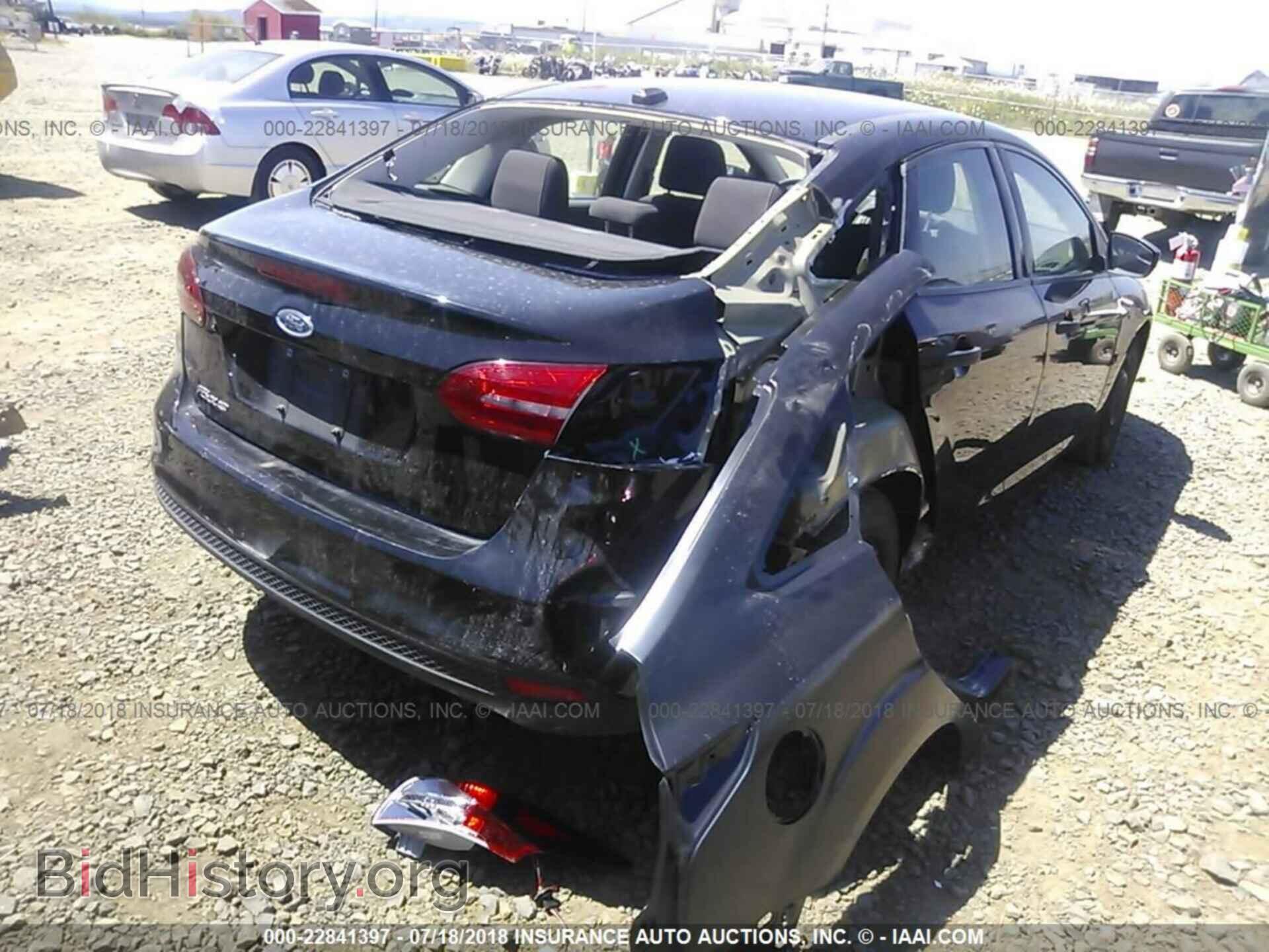 2017 Ford Focus - VIN: 1FADP3E25HL211543 - Photo 4