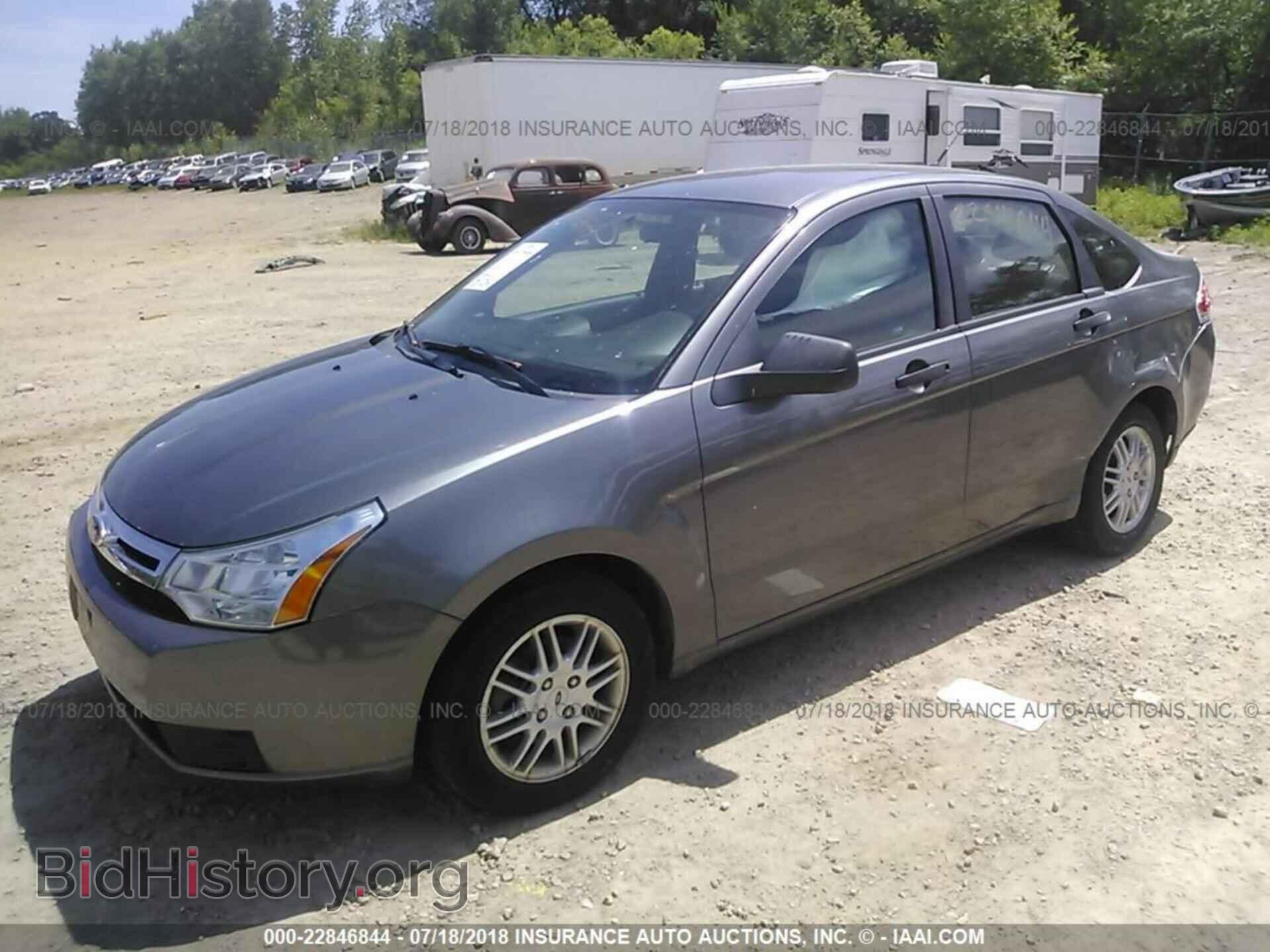2011 Ford Focus - VIN: 1FAHP3FN2BW200841 - Фото 2